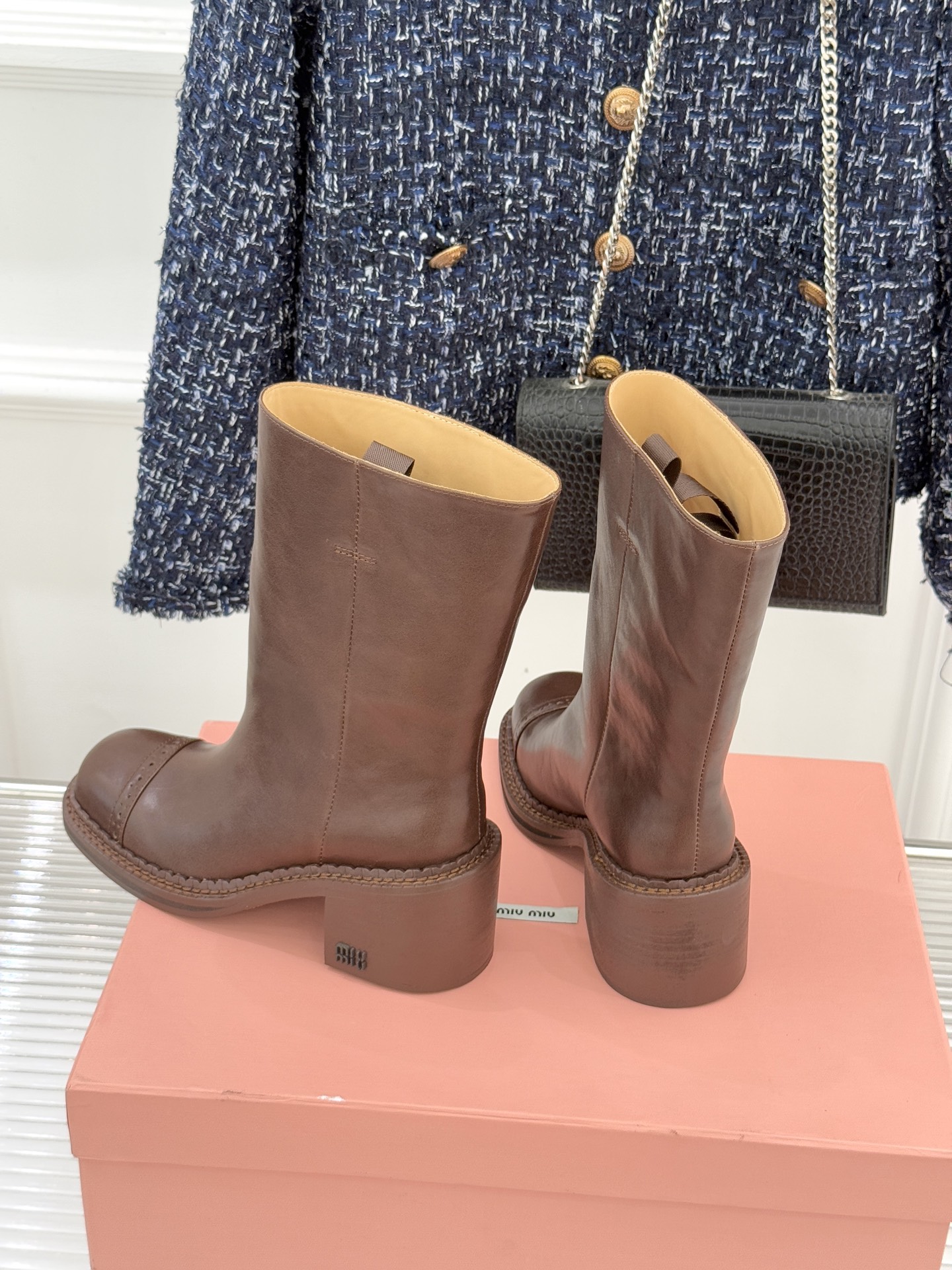 Miu Miu/缪缪25WF新品极简复古粗 靴子系列揉合经典复古肌理与利落极简线条将少女灵动与复古质感藏