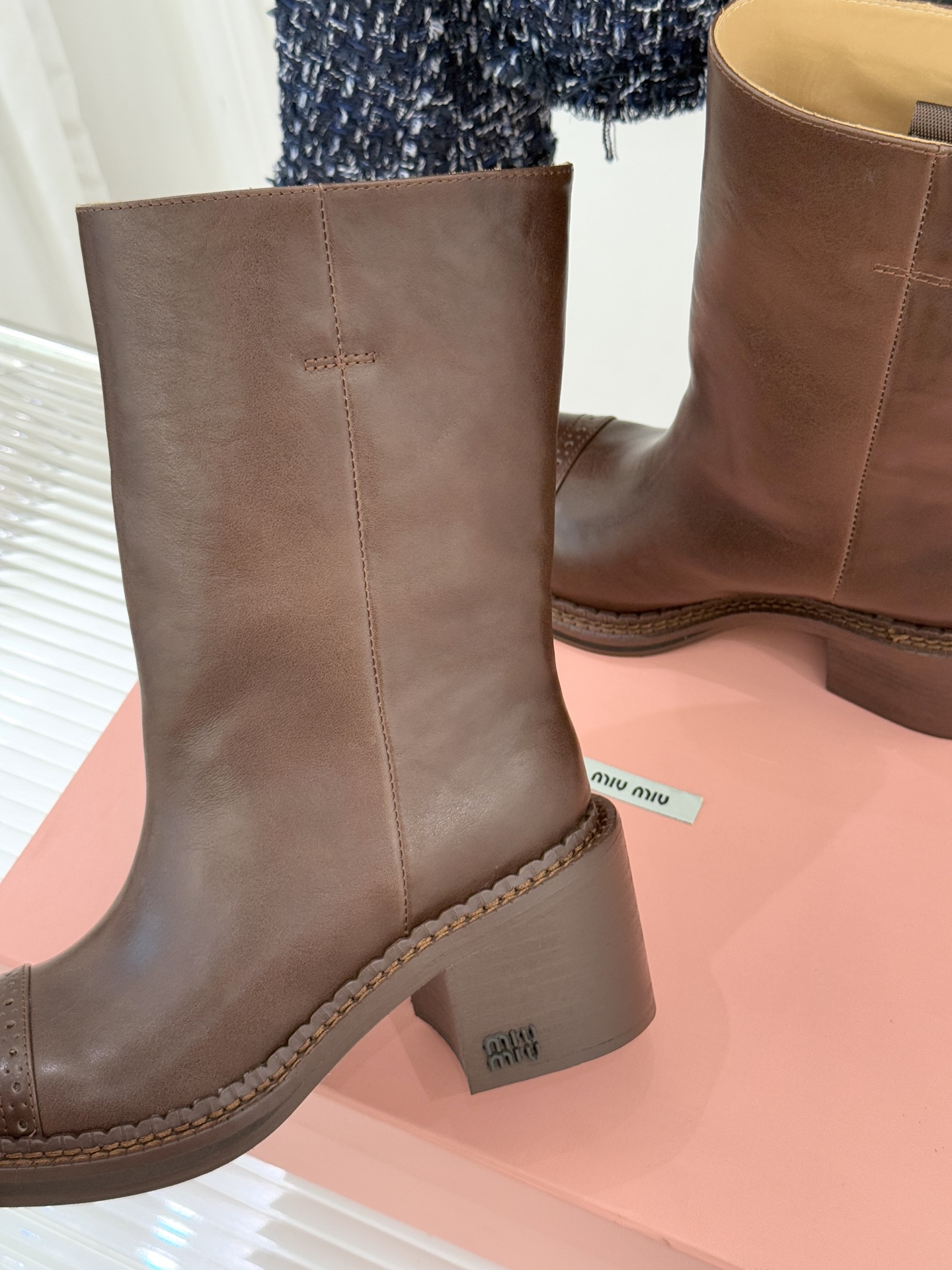 Miu Miu/缪缪25WF新品极简复古粗 靴子系列揉合经典复古肌理与利落极简线条将少女灵动与复古质感藏