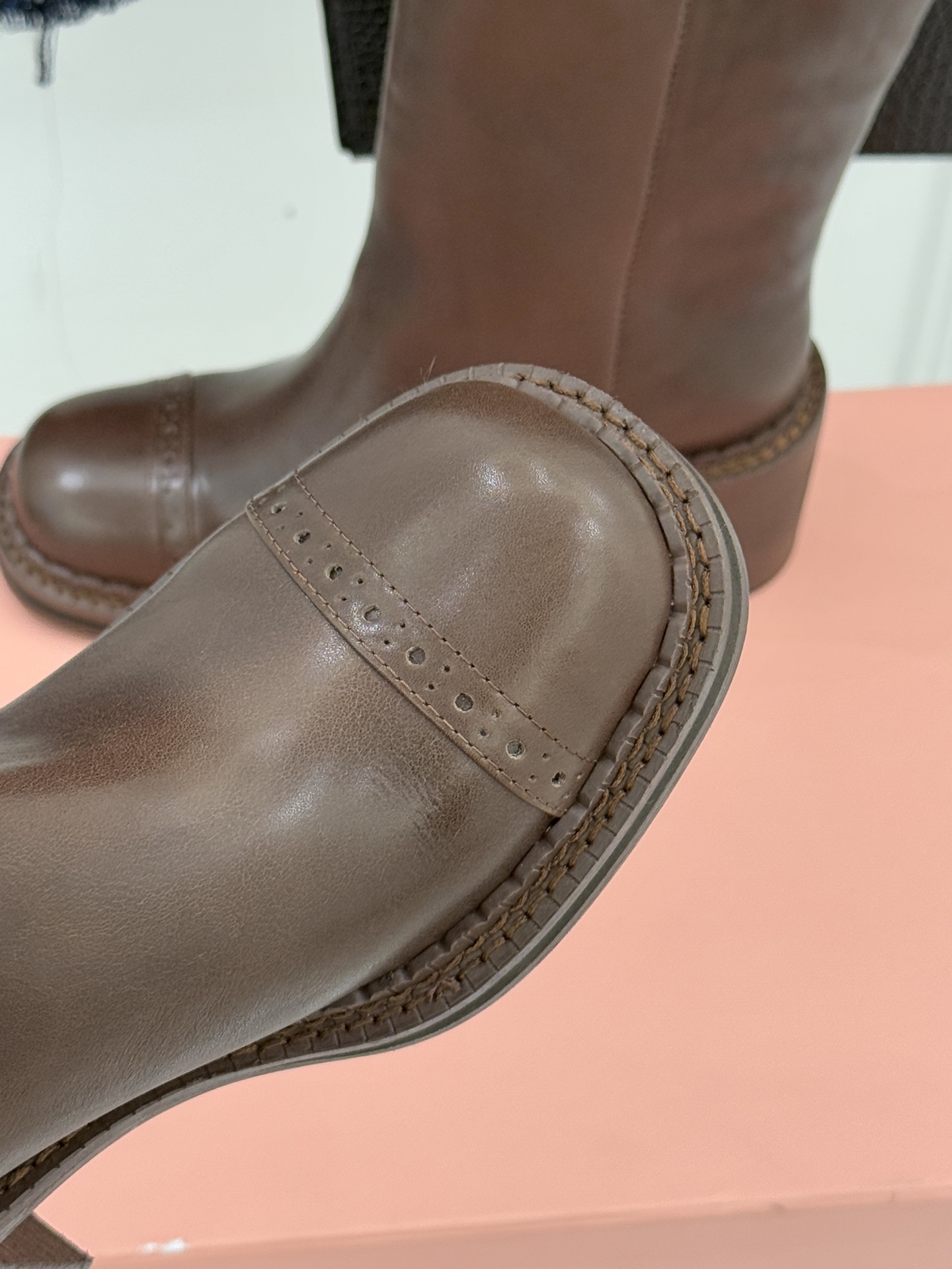 Miu Miu/缪缪25WF新品极简复古粗 靴子系列揉合经典复古肌理与利落极简线条将少女灵动与复古质感藏