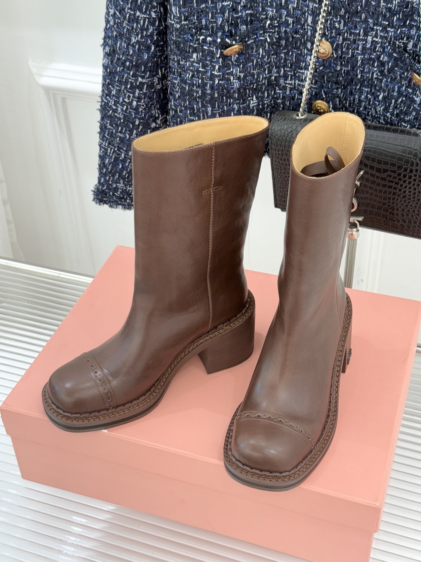 Miu Miu/缪缪25WF新品极简复古粗 靴子系列揉合经典复古肌理与利落极简线条将少女灵动与复古质感藏