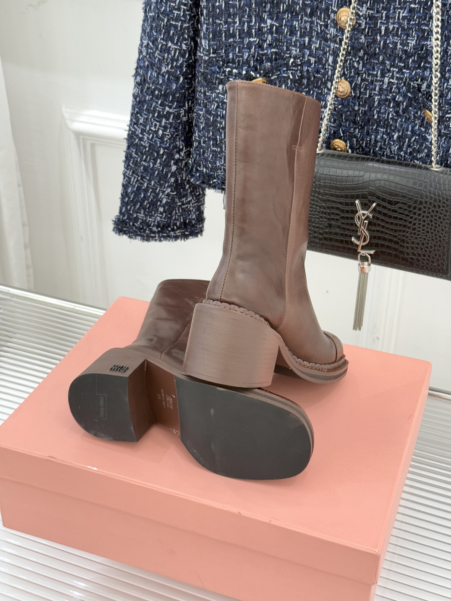 Miu Miu/缪缪25WF新品极简复古粗 靴子系列揉合经典复古肌理与利落极简线条将少女灵动与复古质感藏