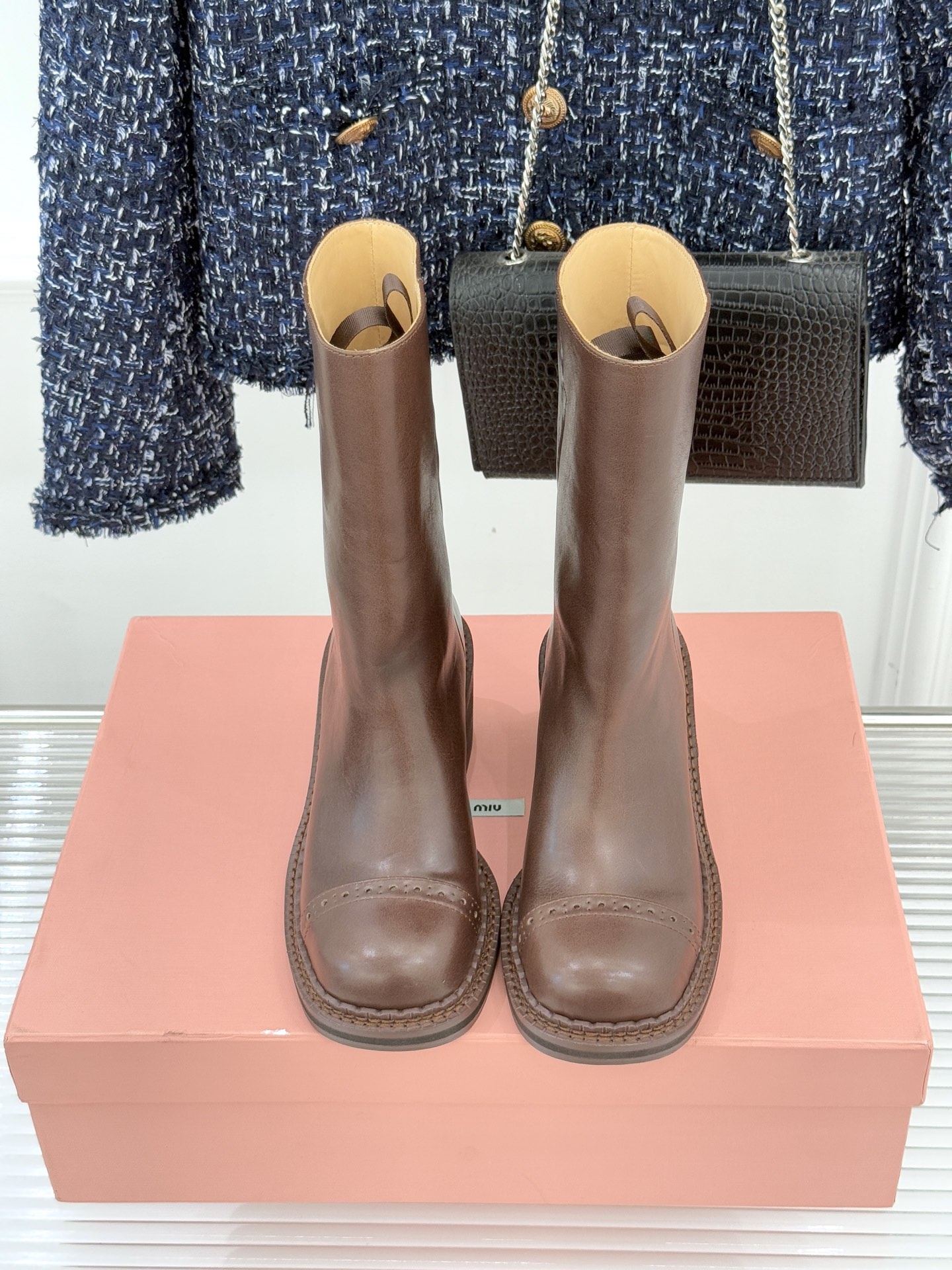 Miu Miu/缪缪25WF新品极简复古粗 靴子系列揉合经典复古肌理与利落极简线条将少女灵动与复古质感藏