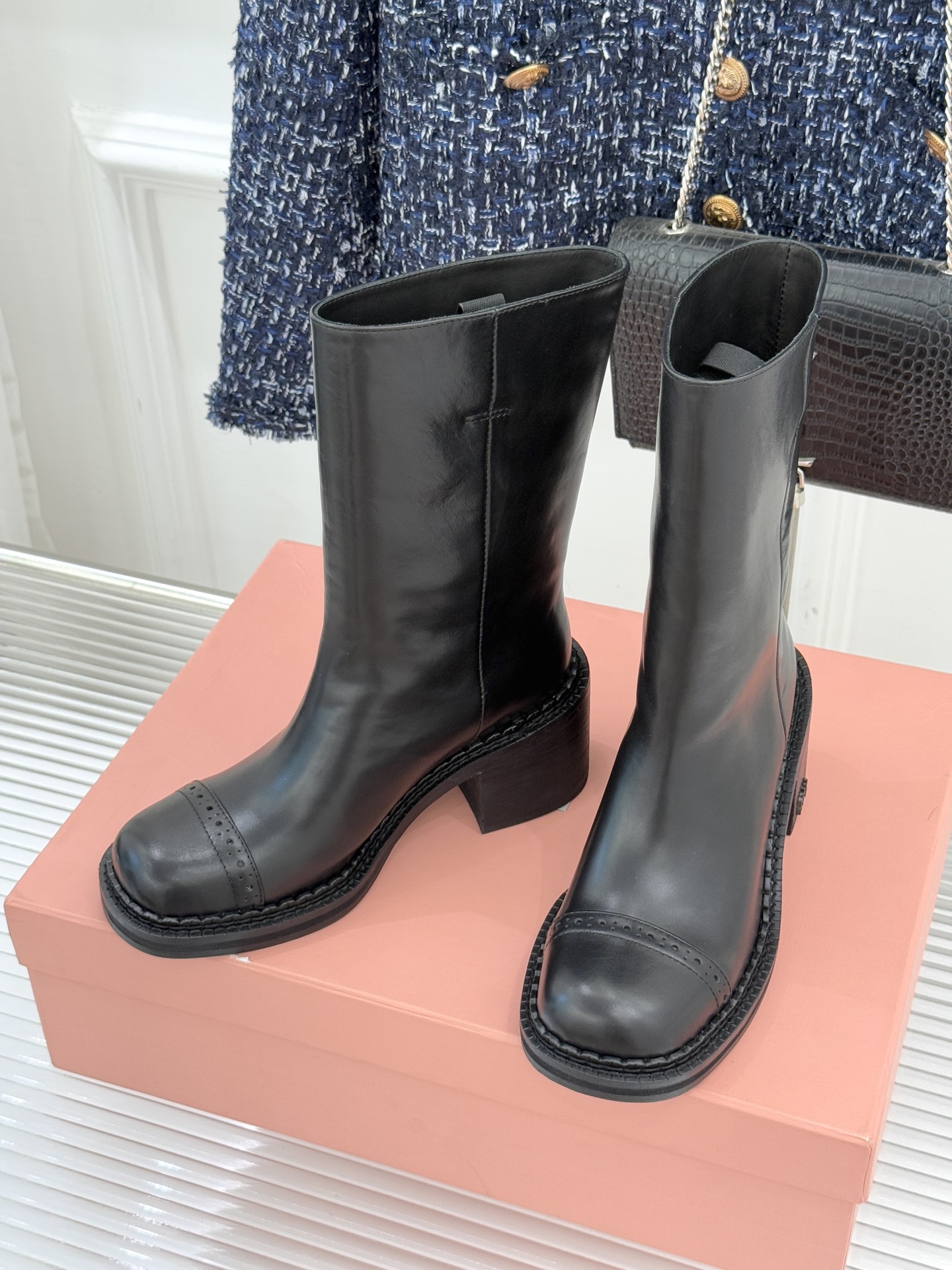 Miu Miu/缪缪25WF新品极简复古粗 靴子系列揉合经典复古肌理与利落极简线条将少女灵动与复古质感藏