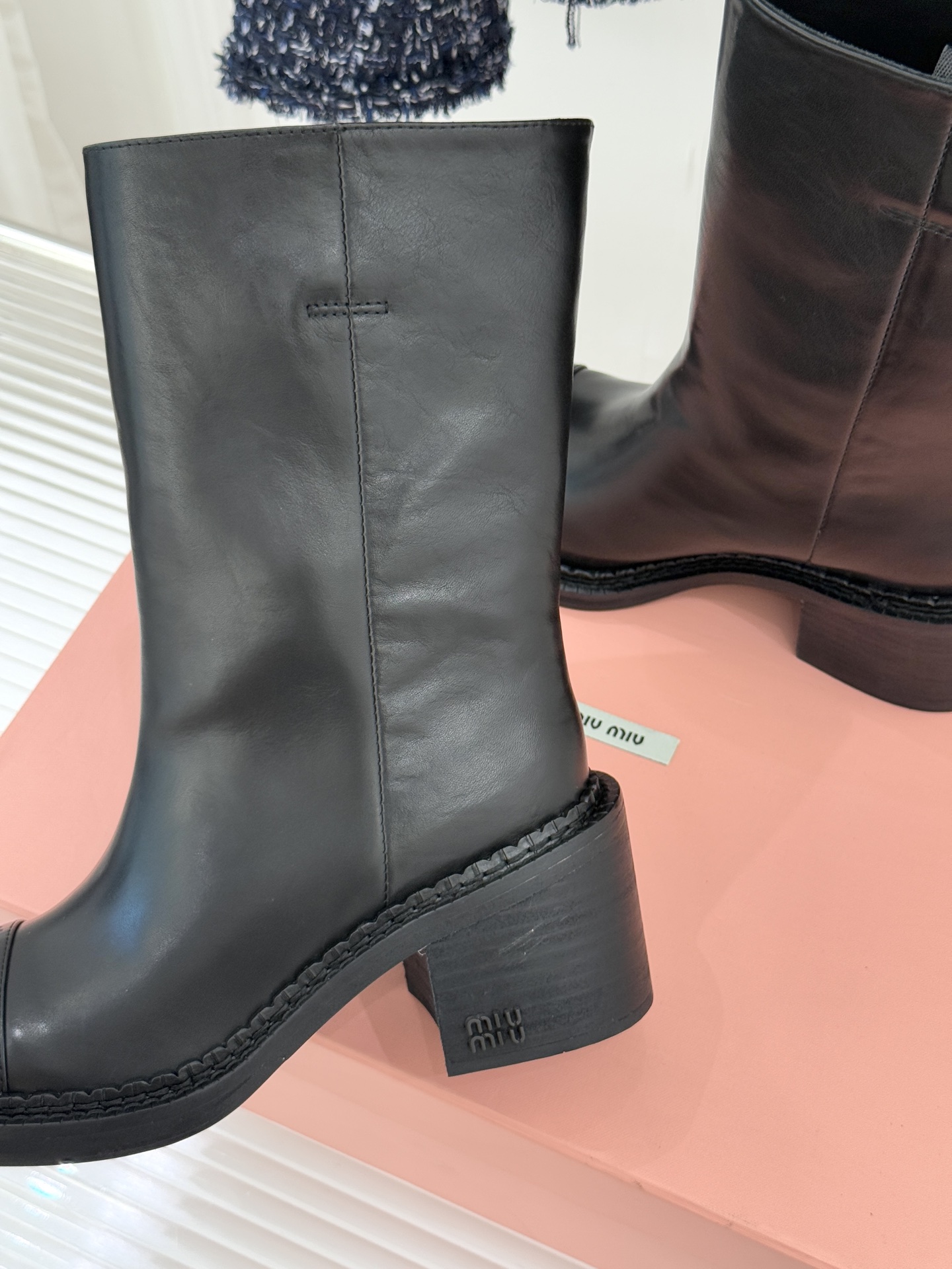 Miu Miu/缪缪25WF新品极简复古粗 靴子系列揉合经典复古肌理与利落极简线条将少女灵动与复古质感藏