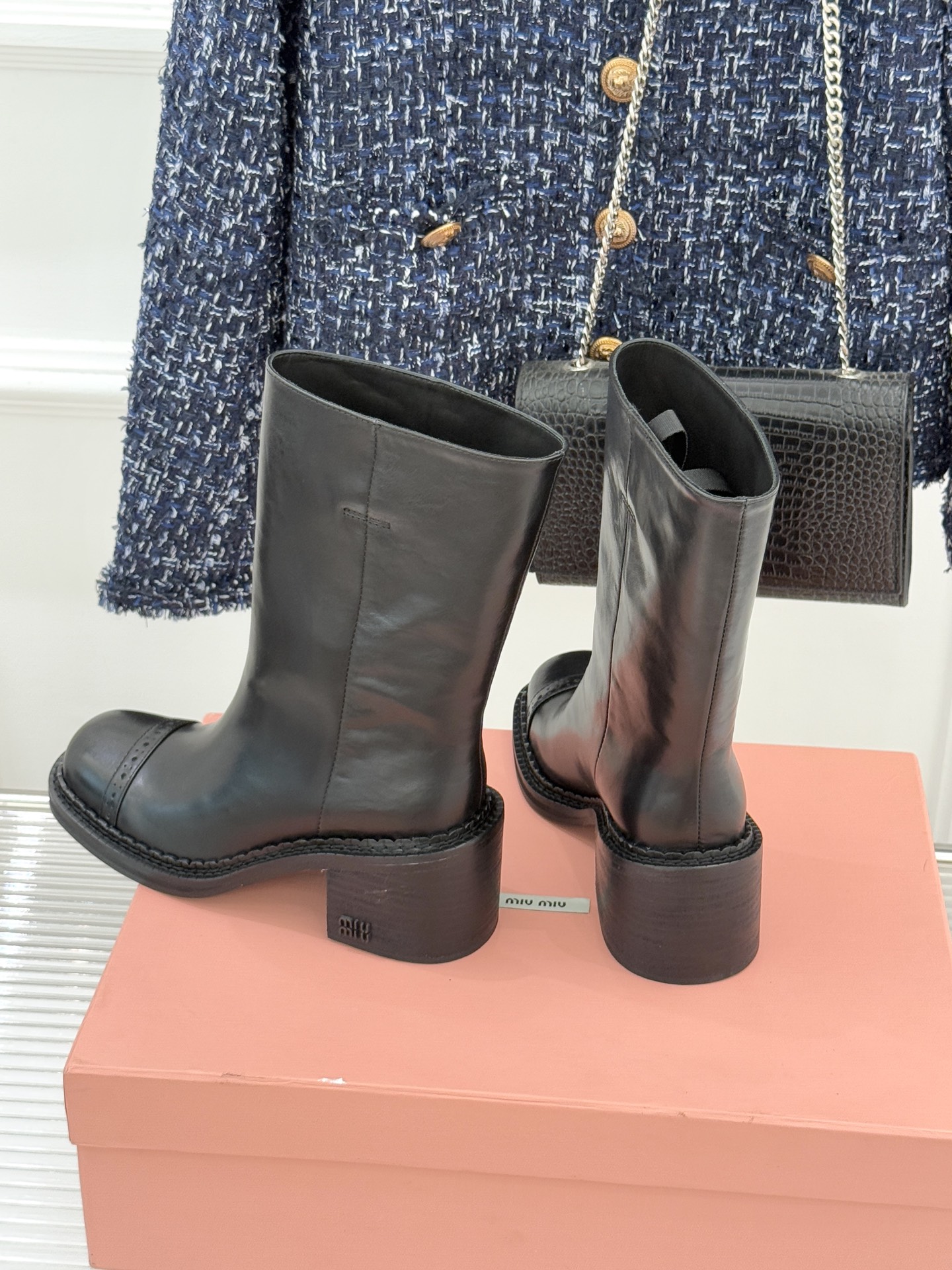 Miu Miu/缪缪25WF新品极简复古粗 靴子系列揉合经典复古肌理与利落极简线条将少女灵动与复古质感藏