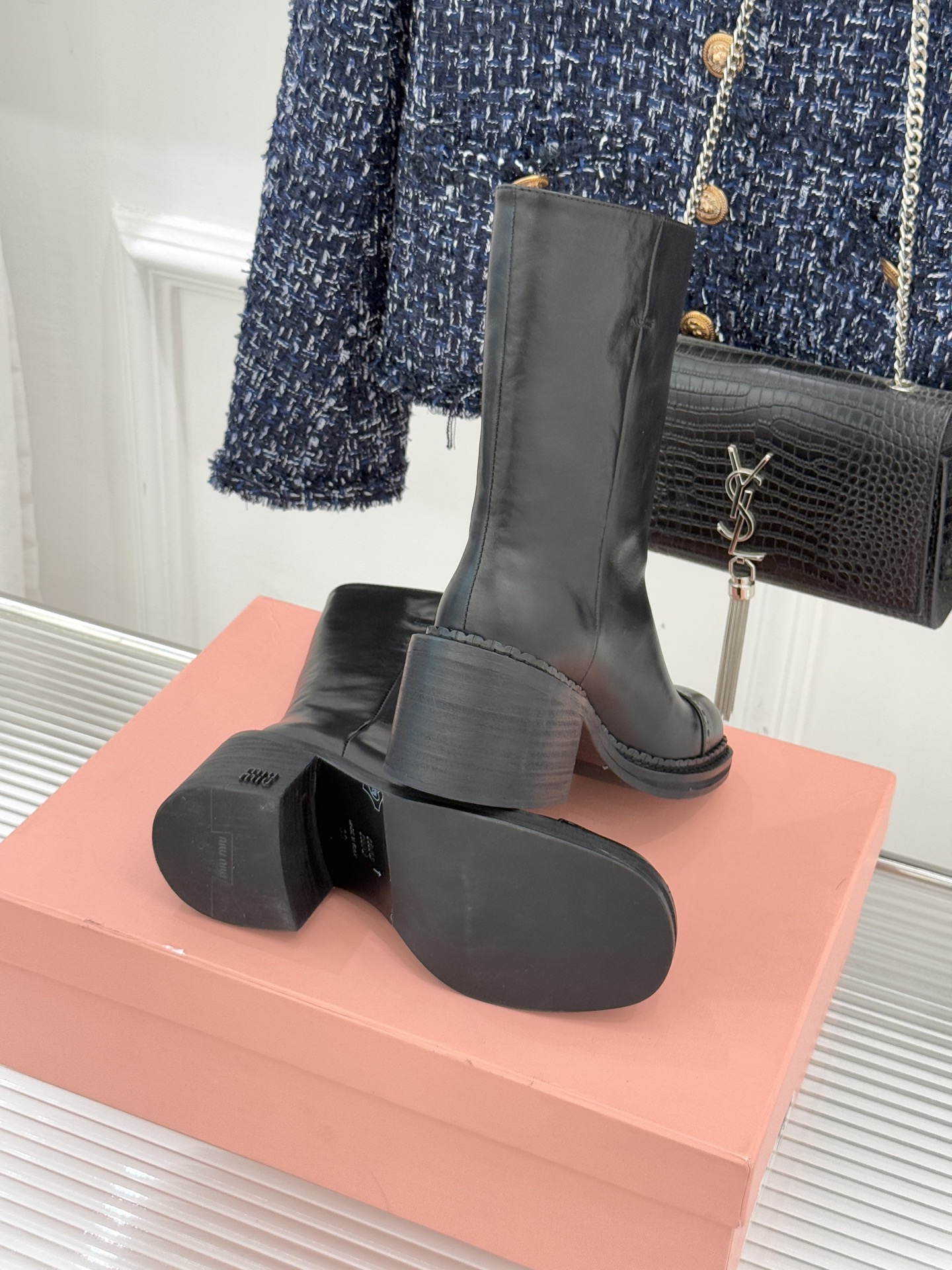 Miu Miu/缪缪25WF新品极简复古粗 靴子系列揉合经典复古肌理与利落极简线条将少女灵动与复古质感藏