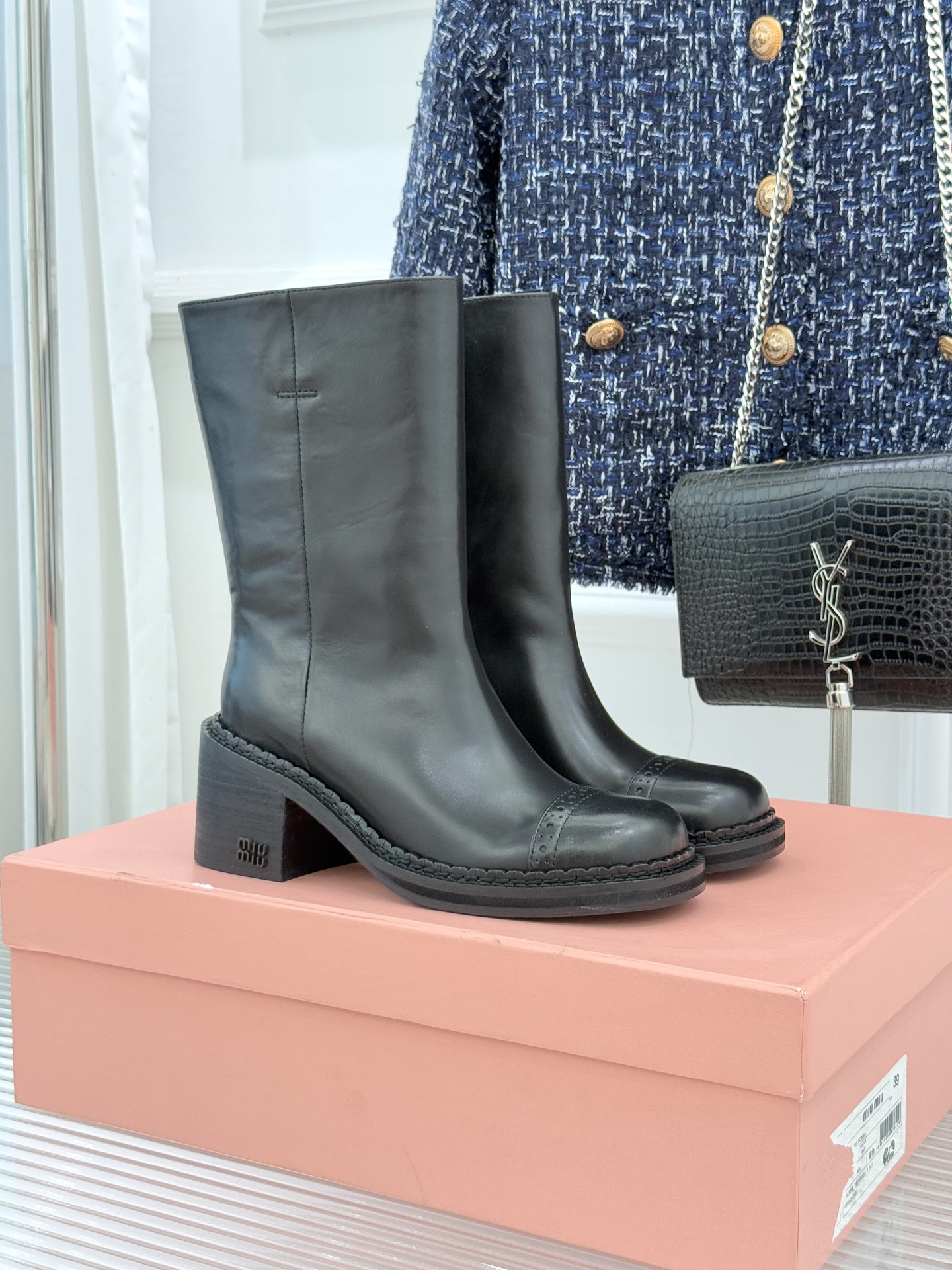 Miu Miu/缪缪25WF新品极简复古粗 靴子系列揉合经典复古肌理与利落极简线条将少女灵动与复古质感藏