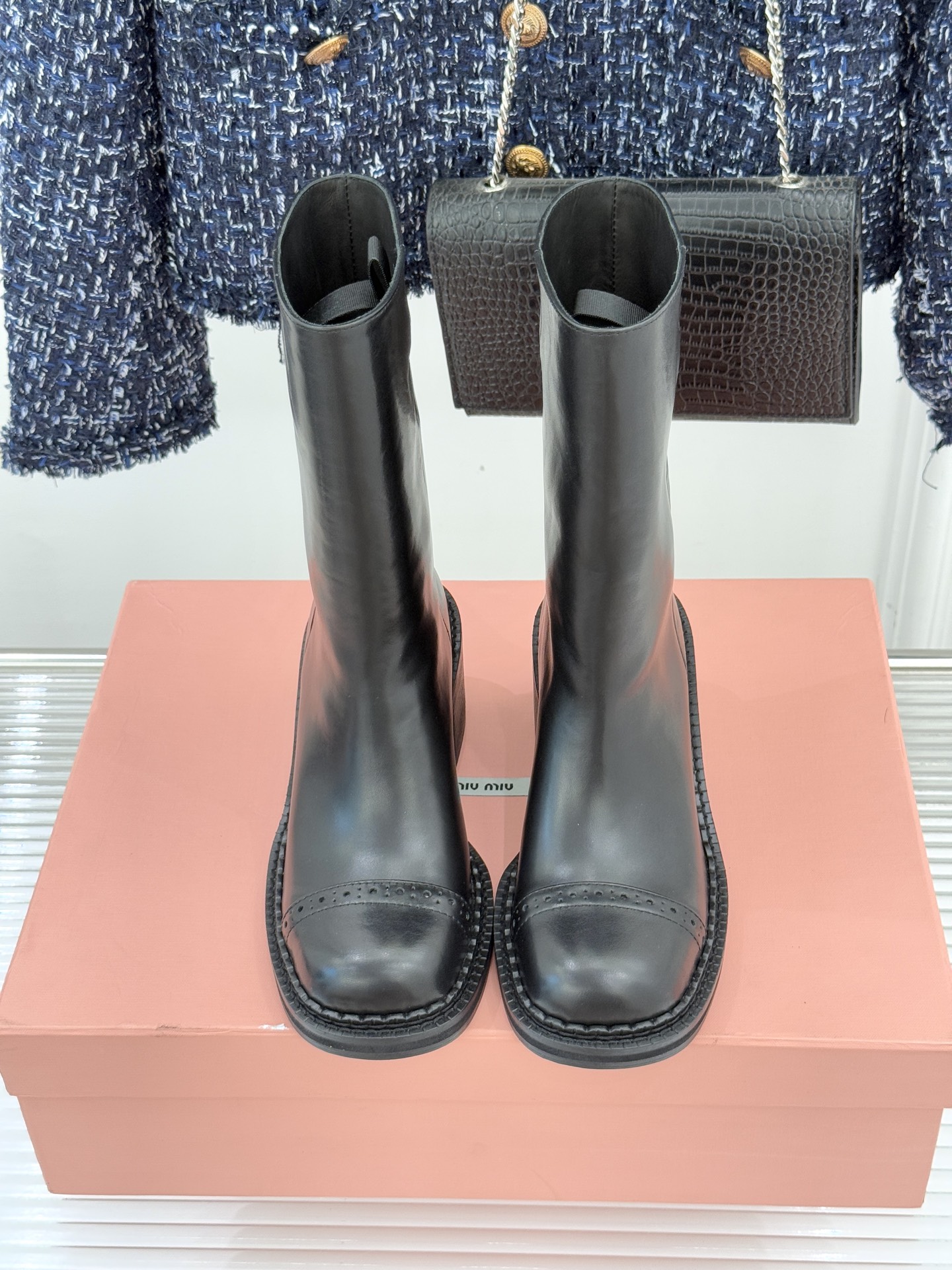 Miu Miu/缪缪25WF新品极简复古粗 靴子系列揉合经典复古肌理与利落极简线条将少女灵动与复古质感藏