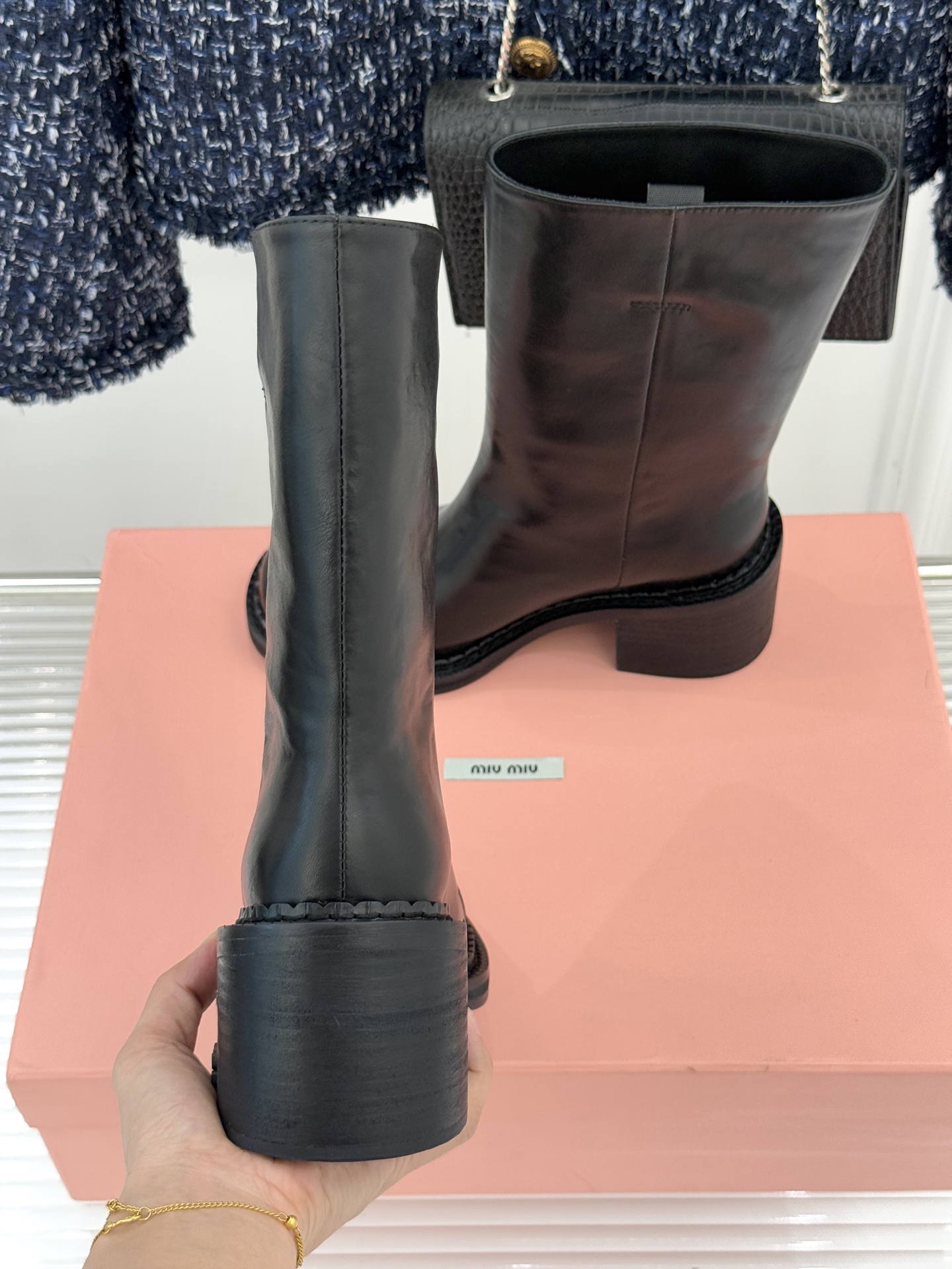 Miu Miu/缪缪25WF新品极简复古粗 靴子系列揉合经典复古肌理与利落极简线条将少女灵动与复古质感藏