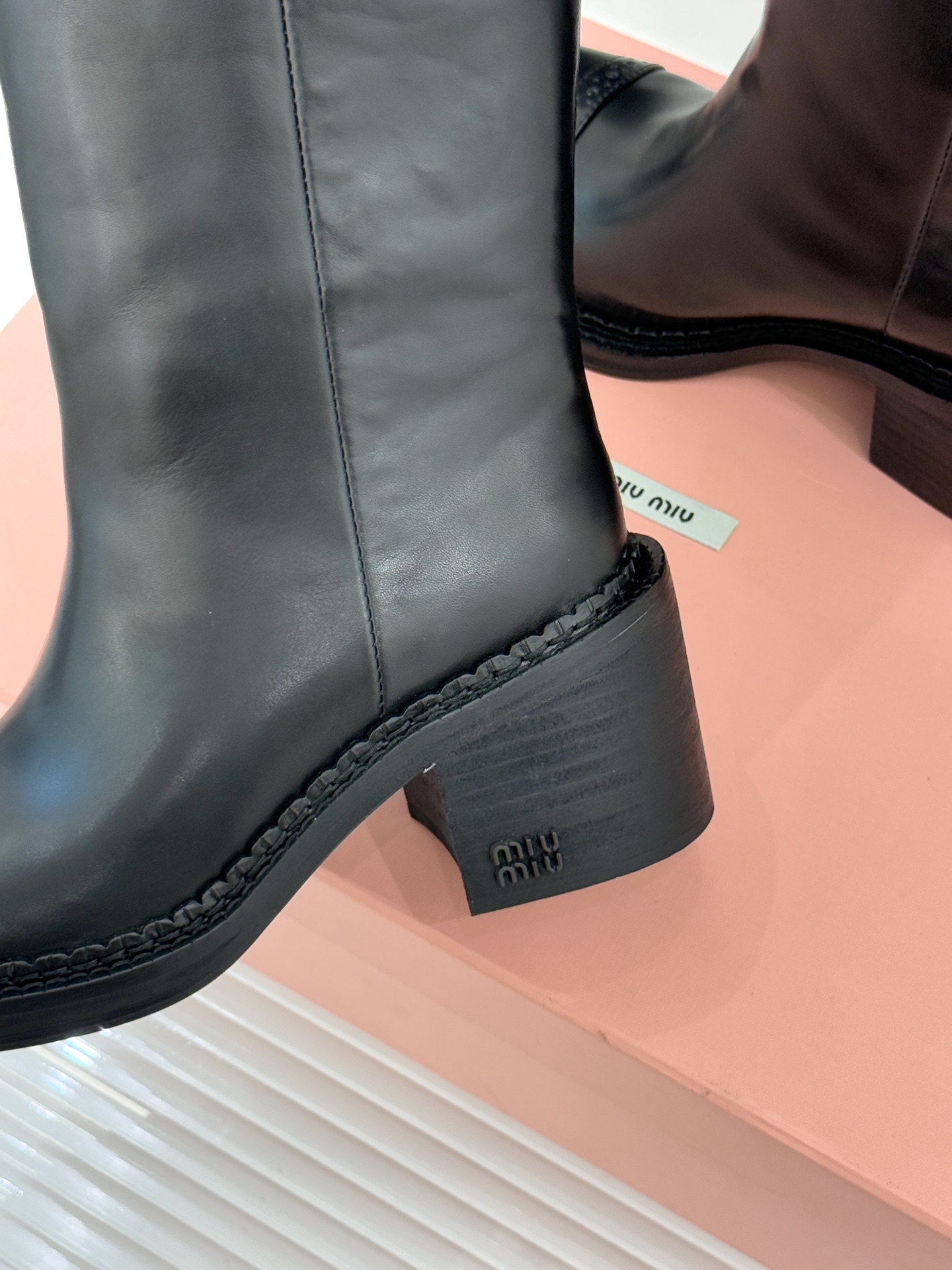 Miu Miu/缪缪25WF新品极简复古粗 靴子系列揉合经典复古肌理与利落极简线条将少女灵动与复古质感藏