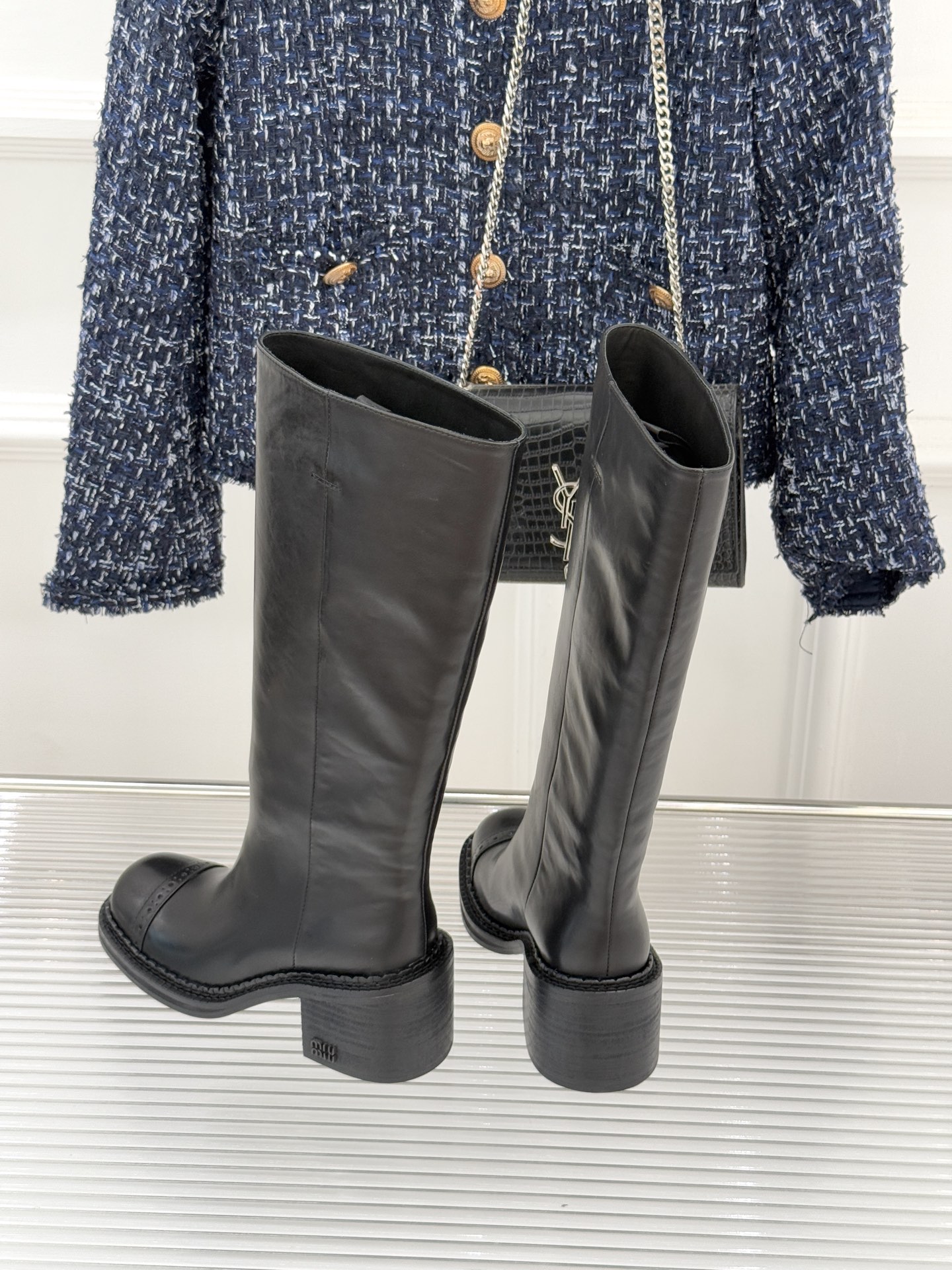 Miu Miu/缪缪25WF新品极简复古粗 靴子系列揉合经典复古肌理与利落极简线条将少女灵动与复古质感藏