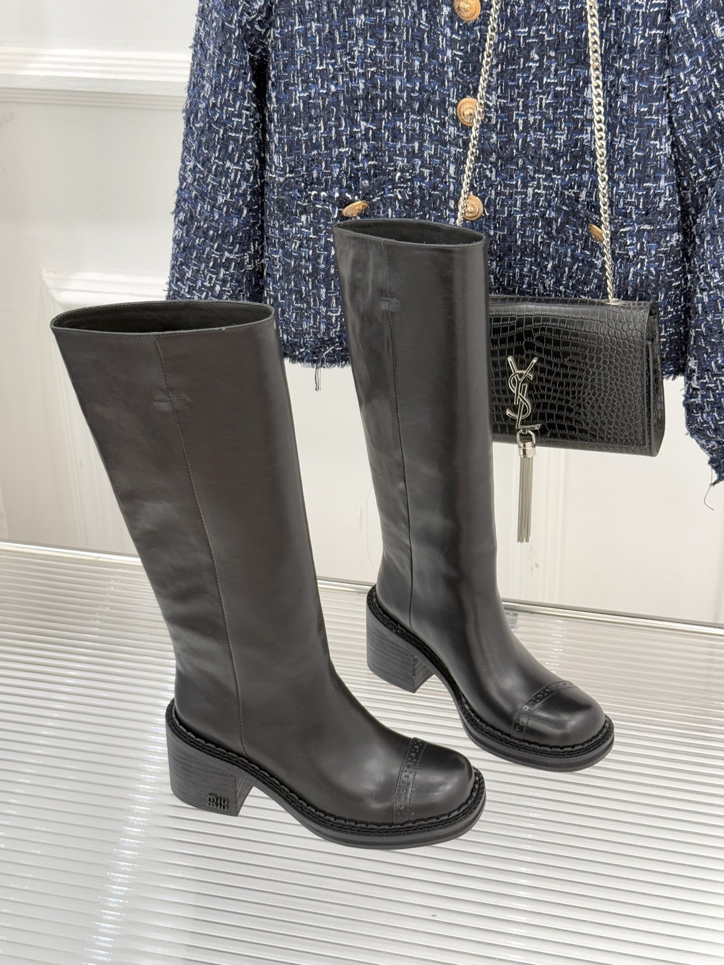 Miu Miu/缪缪25WF新品极简复古粗 靴子系列揉合经典复古肌理与利落极简线条将少女灵动与复古质感藏