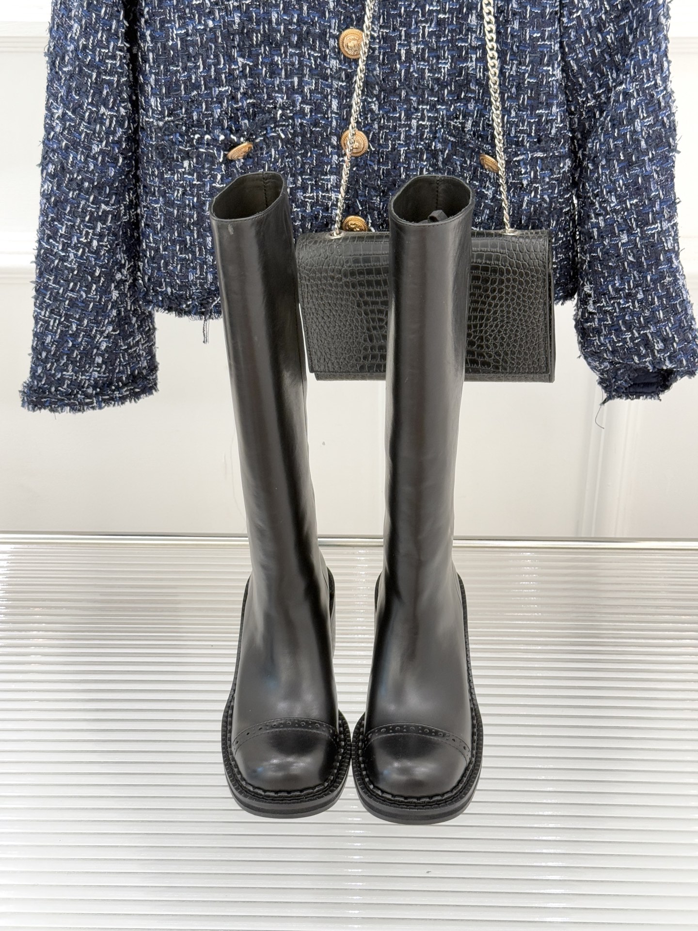 Miu Miu/缪缪25WF新品极简复古粗 靴子系列揉合经典复古肌理与利落极简线条将少女灵动与复古质感藏