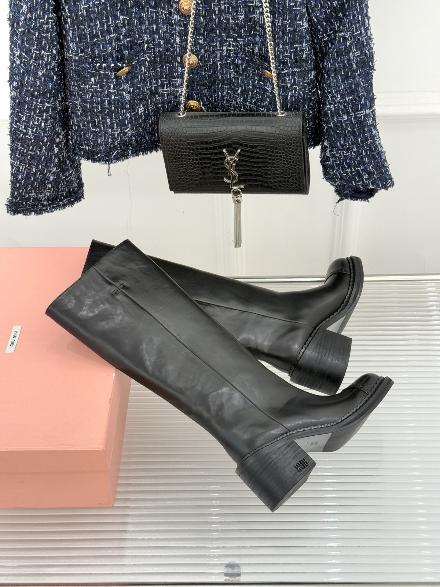 Miu Miu/缪缪25WF新品极简复古粗 靴子系列揉合经典复古肌理与利落极简线条将少女灵动与复古质感藏