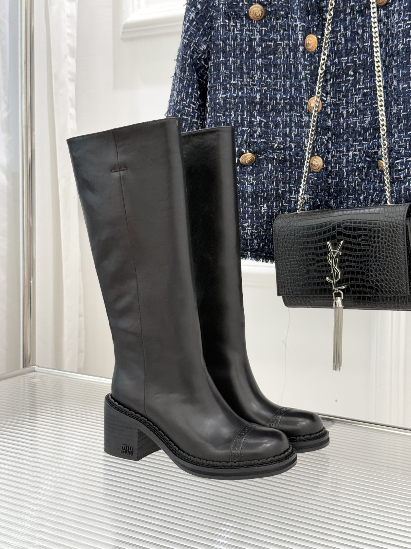 Miu Miu/缪缪25WF新品极简复古粗 靴子系列揉合经典复古肌理与利落极简线条将少女灵动与复古质感藏