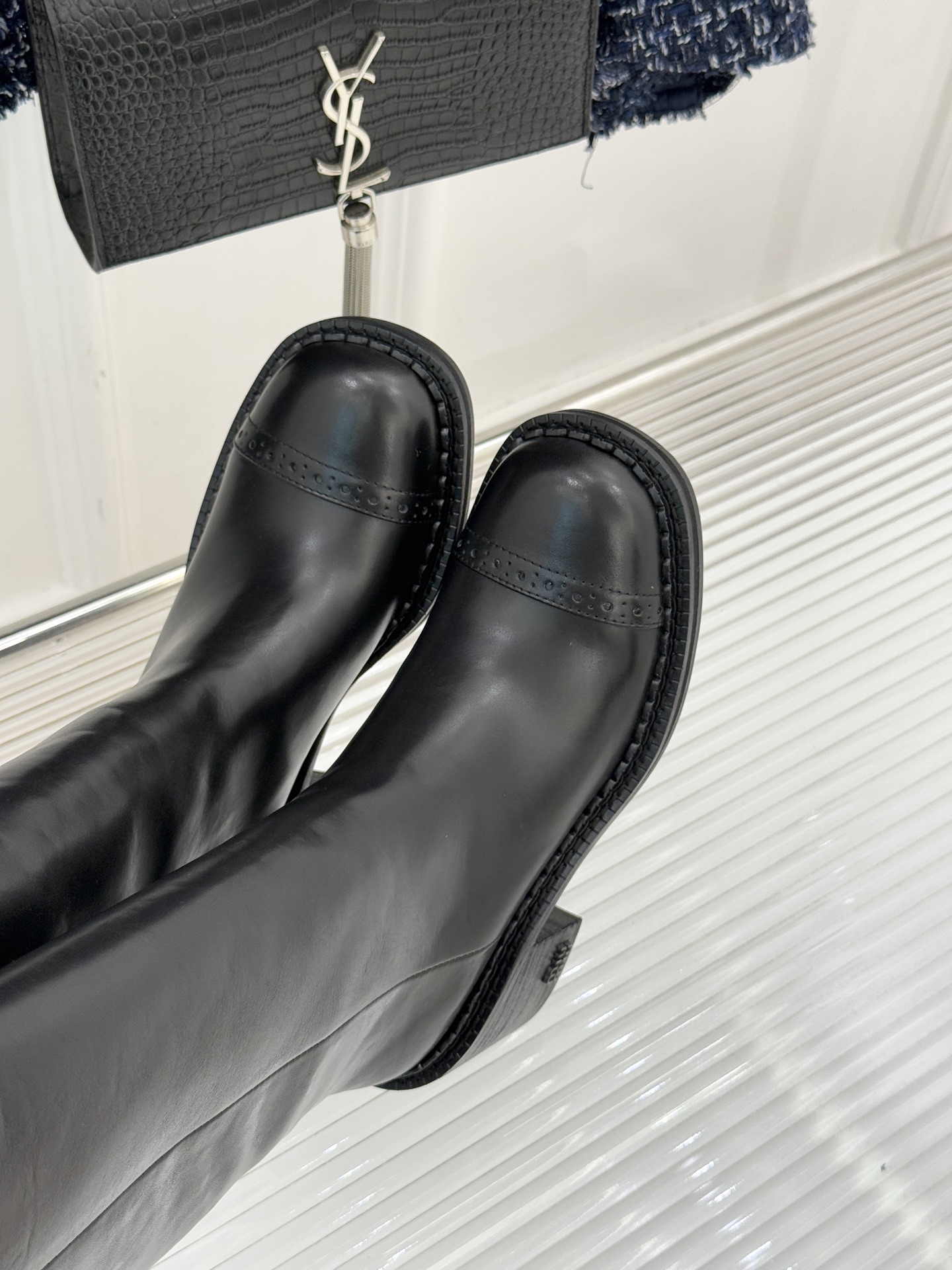 Miu Miu/缪缪25WF新品极简复古粗 靴子系列揉合经典复古肌理与利落极简线条将少女灵动与复古质感藏