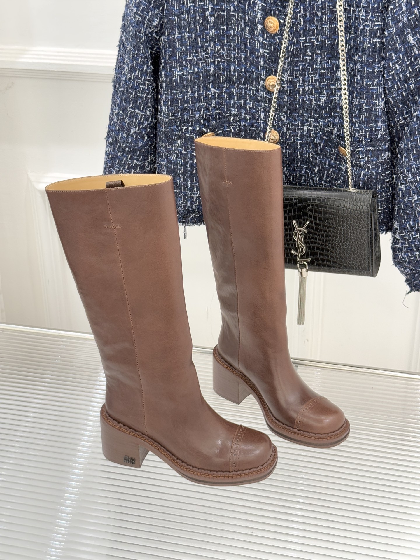 Miu Miu/缪缪25WF新品极简复古粗 靴子系列揉合经典复古肌理与利落极简线条将少女灵动与复古质感藏