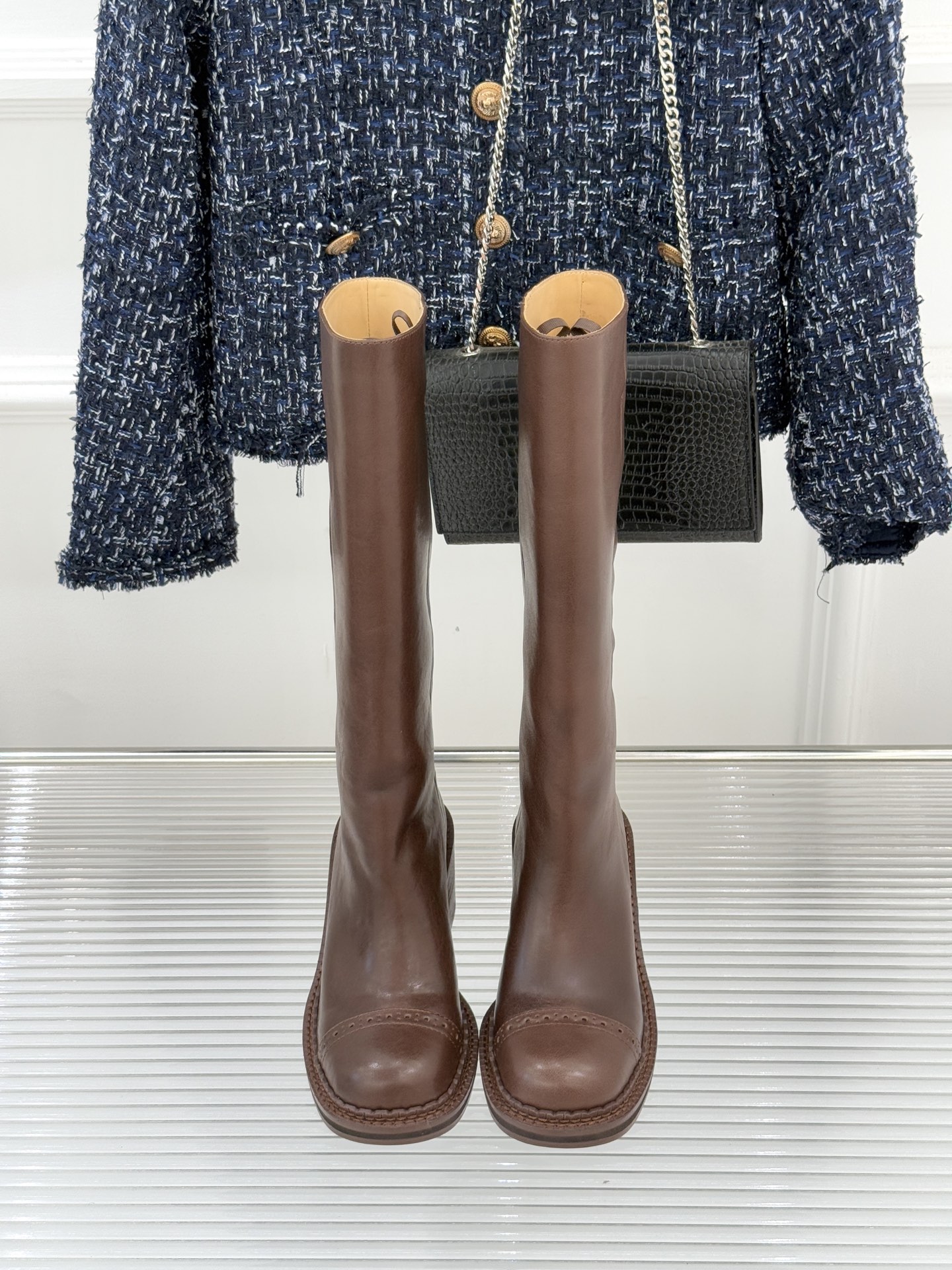 Miu Miu/缪缪25WF新品极简复古粗 靴子系列揉合经典复古肌理与利落极简线条将少女灵动与复古质感藏