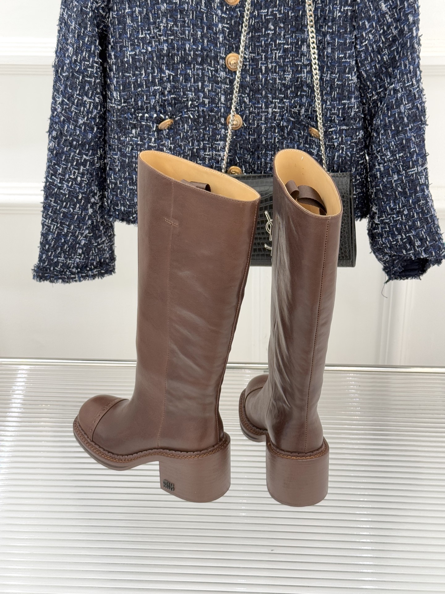 Miu Miu/缪缪25WF新品极简复古粗 靴子系列揉合经典复古肌理与利落极简线条将少女灵动与复古质感藏