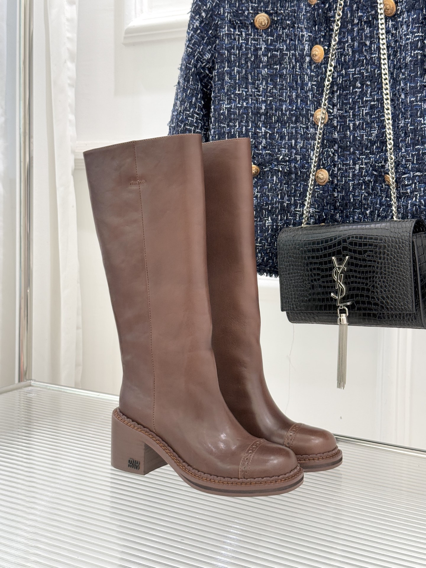 NO:628278,Top version of short boots and long boots Miu Miu/Miu Miu 25WF new minimalist retro thick boots series combines classic retro textures and neat minimalist lines. Hidden girlish agility and retro texture in square-inch shoes. Every step echoes the dual rhythm of modernity and elegance. The old color rubbing process reveals a unique charm as time goes by. The thick square heel of 4.5-5cm is stable and stylish. The center of gravity fits the stress point of the sole of the foot, so the feet will not be tired after long walks.  The feet of a small person can naturally elongate the body proportions. The versatile attributes unlock multiple scene styles. Pair it with corduroy wide-leg pants and a turtleneck sweater, which is the lazy style of retro intellectuals. Pair it with a short leather jacket and a mini A-line skirt to transform into a sweet and cool urban rock girl. Pair it with a long windbreaker and straight jeans to create a casual French street feel. Pair bare legs with a floral short skirt, and show a gentle dating atmosphere. Sweet, cool, elegant, and lazy style can be switched freely.  Easily revitalize a whole cabinet of clothing in autumn and winter. The upper is made of imported first-layer cowhide, the lining and toes are made of lambskin, and the genuine leather outsole imported from Italy Size35-39 (customized for 40), boots, miumiu, boots, skirts, jeans, jackets & coats, cowhide, sheepskin, Leather soles19860909顶版短靴 长靴 Miu Miu/缪缪25WF新品极简复古粗 靴子系列 揉合经典复古肌理与利落极简线条 将少女灵动与复古质感藏于方寸鞋履 每一步都踏响摩登与雅致的双重韵律 做旧擦色工艺 越穿越显独特韵味 4.5-5cm粗方跟稳扎有型 重心贴合脚掌受力点 久行不累脚 小个子上脚可自然拉长身形比例 百搭属性解锁多元场景造型 搭配灯芯绒阔腿裤与高领针织衫 是复古知识分子的慵懒格调 配短款皮夹克与迷你A字裙 变身甜酷城市摇滚女孩 搭长款风衣与直筒牛仔裤 演绎随性法式街头感 光腿配碎花短裙,又显温柔约会氛围 甜酷 优雅 慵懒风格自由切换 轻松盘活秋冬整柜衣物. 鞋面采用进口头层牛皮 内里踮脚均为小羊皮 意大利进口真皮大底 Size35-39（40定制）,靴子,miumiu,boots,skirts,jeans,jackets & coats,cowhide,sheepskin,Leather soles,Women's Shoes