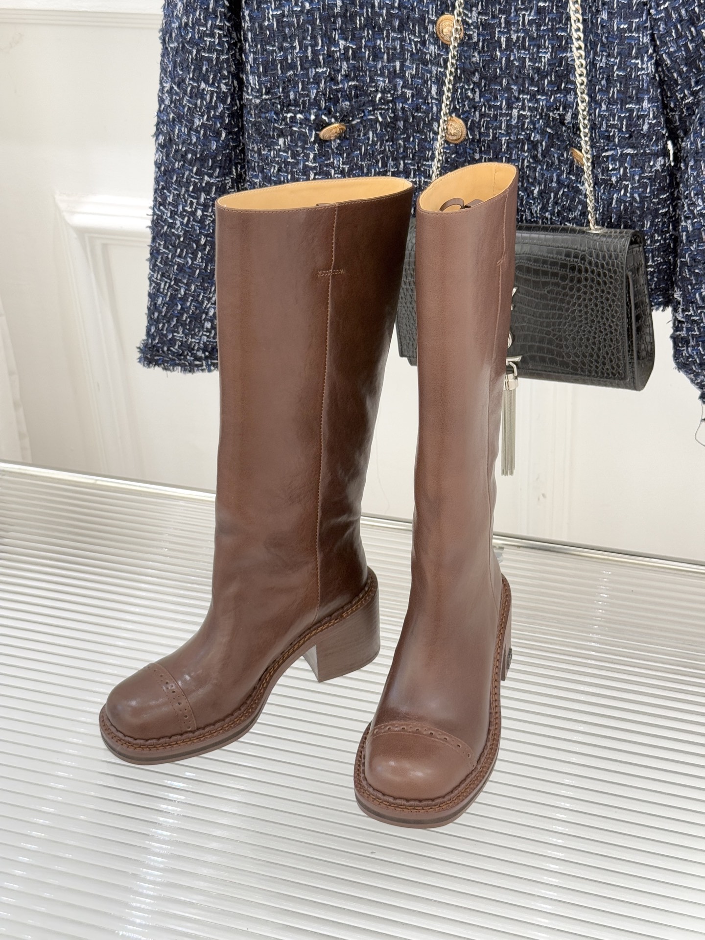 Miu Miu/缪缪25WF新品极简复古粗 靴子系列揉合经典复古肌理与利落极简线条将少女灵动与复古质感藏