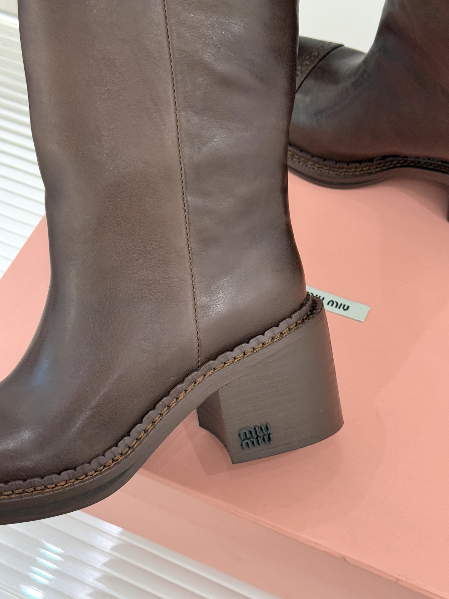 Miu Miu/缪缪25WF新品极简复古粗 靴子系列揉合经典复古肌理与利落极简线条将少女灵动与复古质感藏