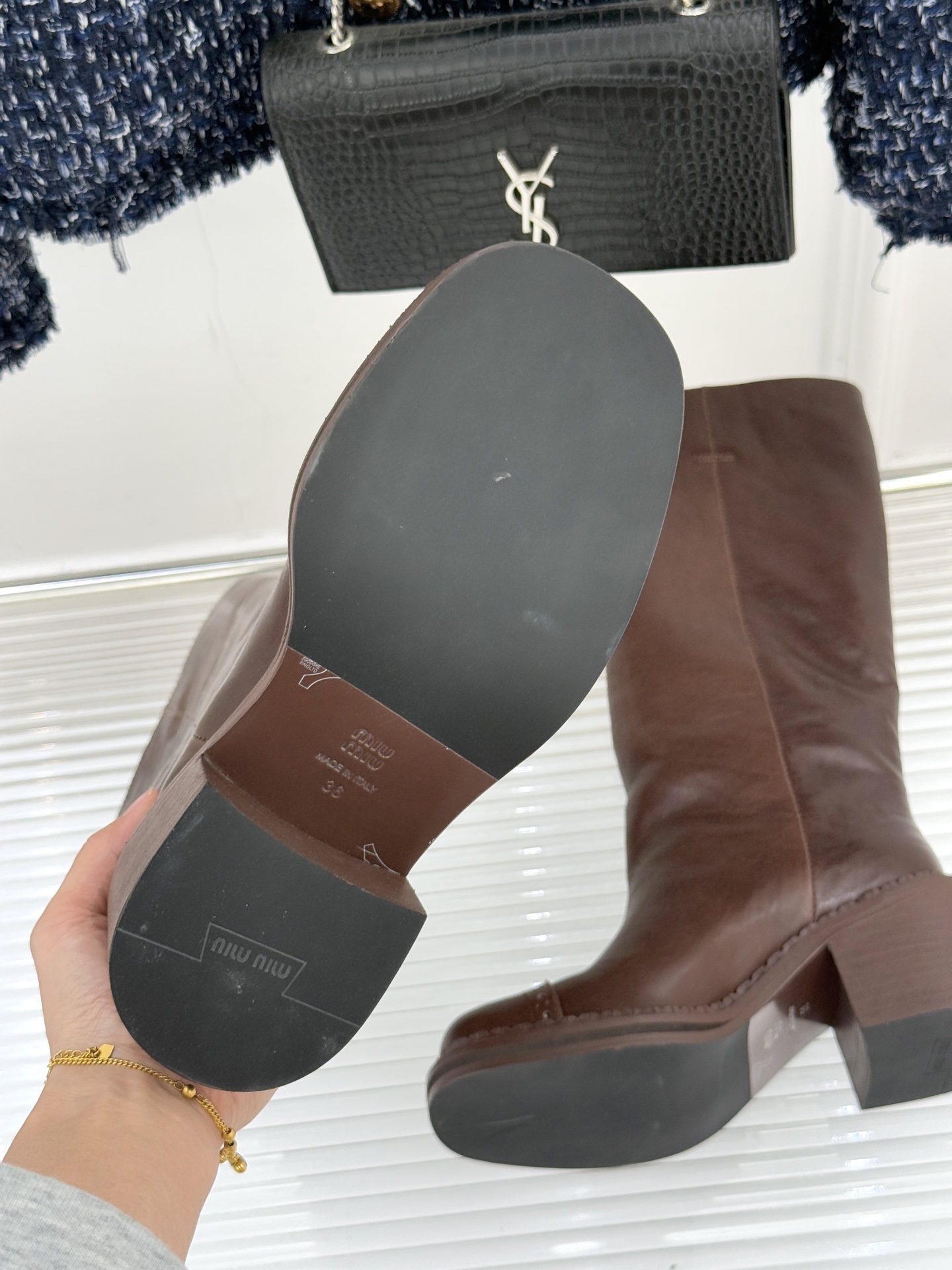 Miu Miu/缪缪25WF新品极简复古粗 靴子系列揉合经典复古肌理与利落极简线条将少女灵动与复古质感藏