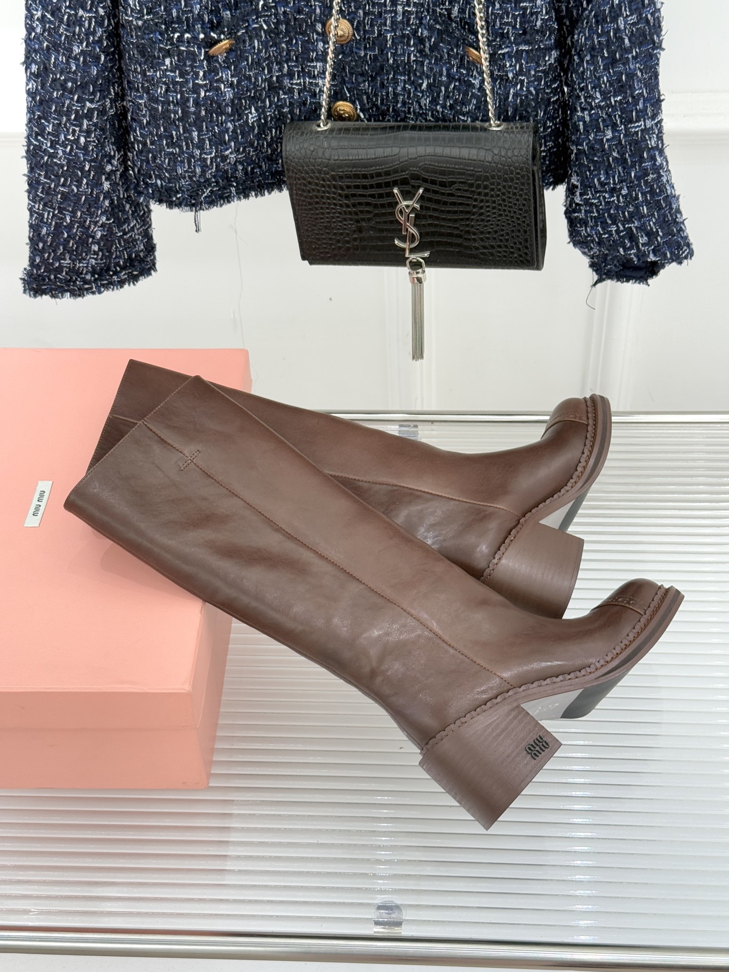 Miu Miu/缪缪25WF新品极简复古粗 靴子系列揉合经典复古肌理与利落极简线条将少女灵动与复古质感藏