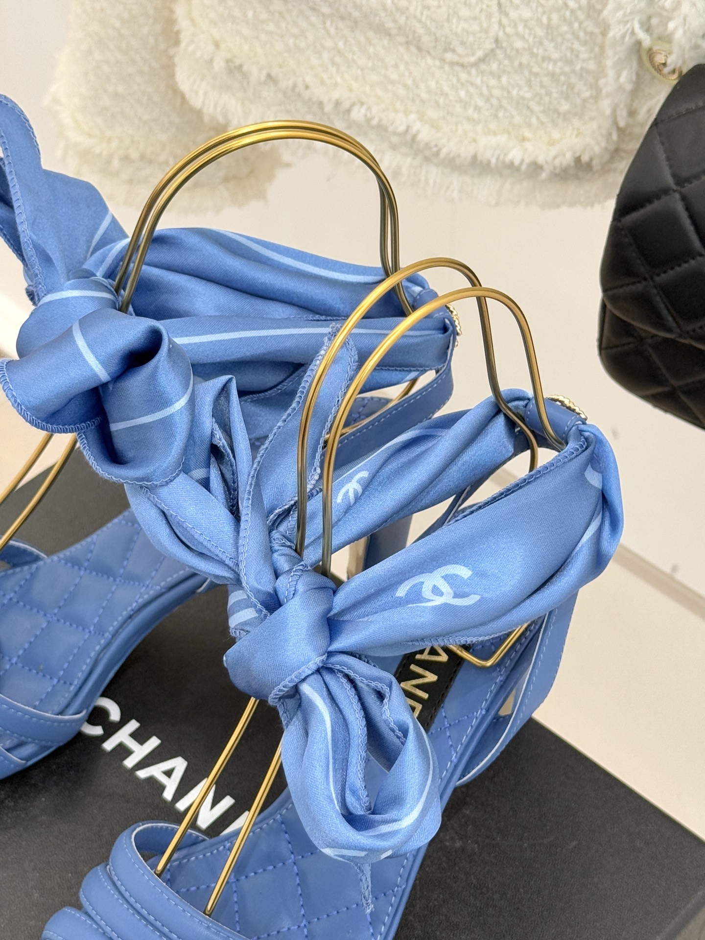 CHANE*｜小香26C新品双C丝带细带凉鞋系列藏着少女感与优雅感的双重惊艳以丝带设计打破经典边界双C元