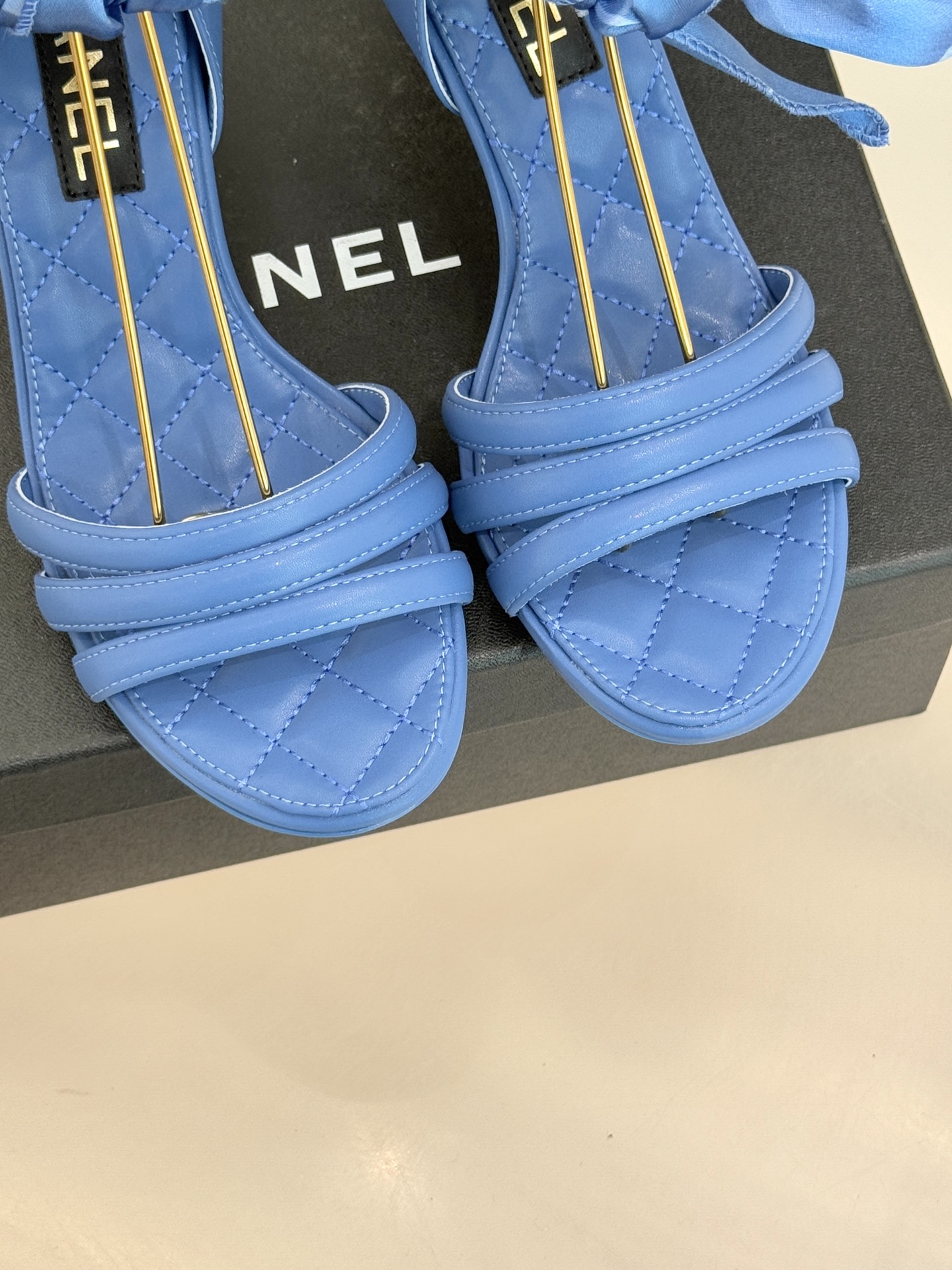 CHANE*｜小香26C新品双C丝带细带凉鞋系列藏着少女感与优雅感的双重惊艳以丝带设计打破经典边界双C元