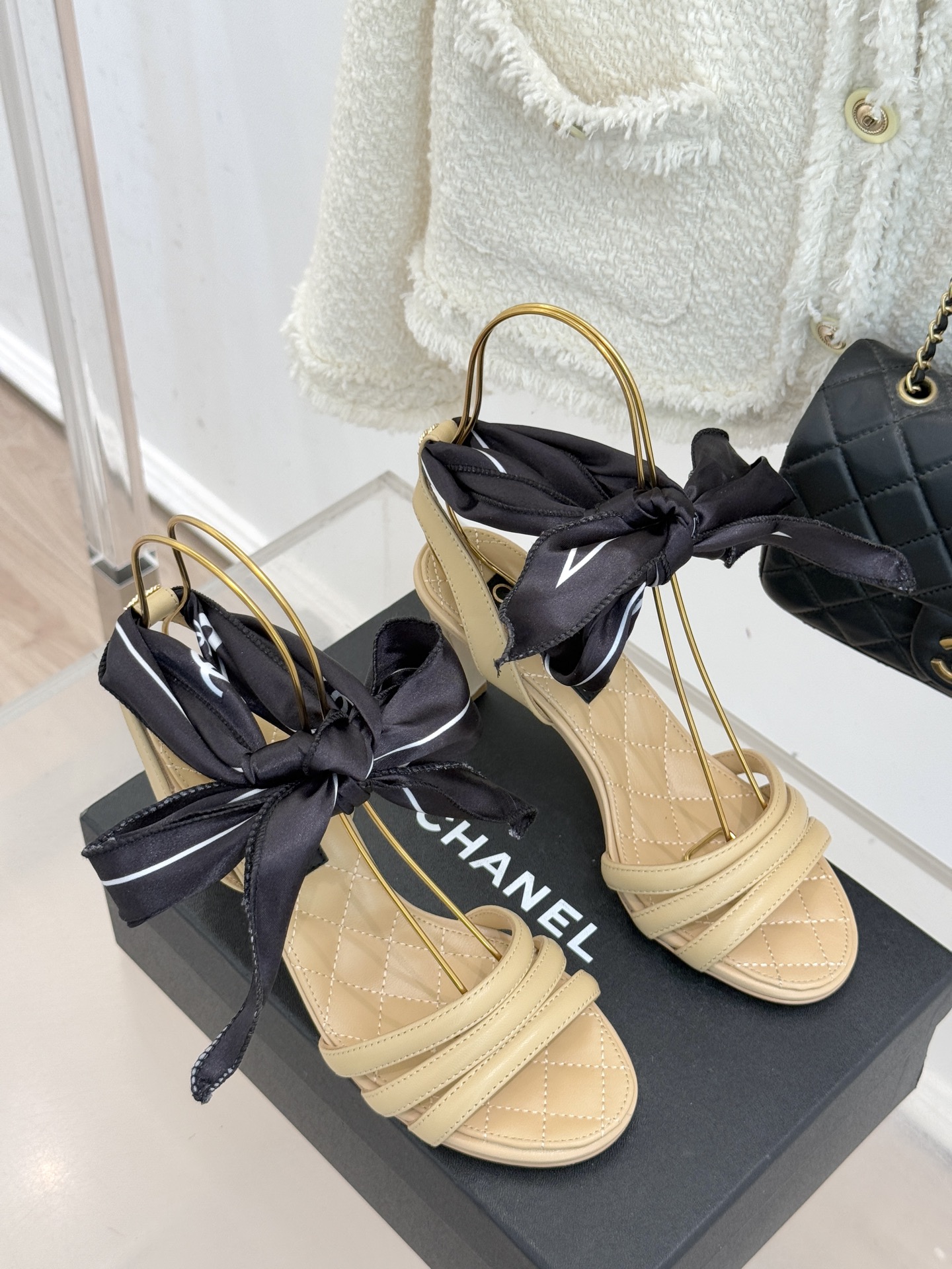 CHANE*｜小香26C新品双C丝带细带凉鞋系列藏着少女感与优雅感的双重惊艳以丝带设计打破经典边界双C元