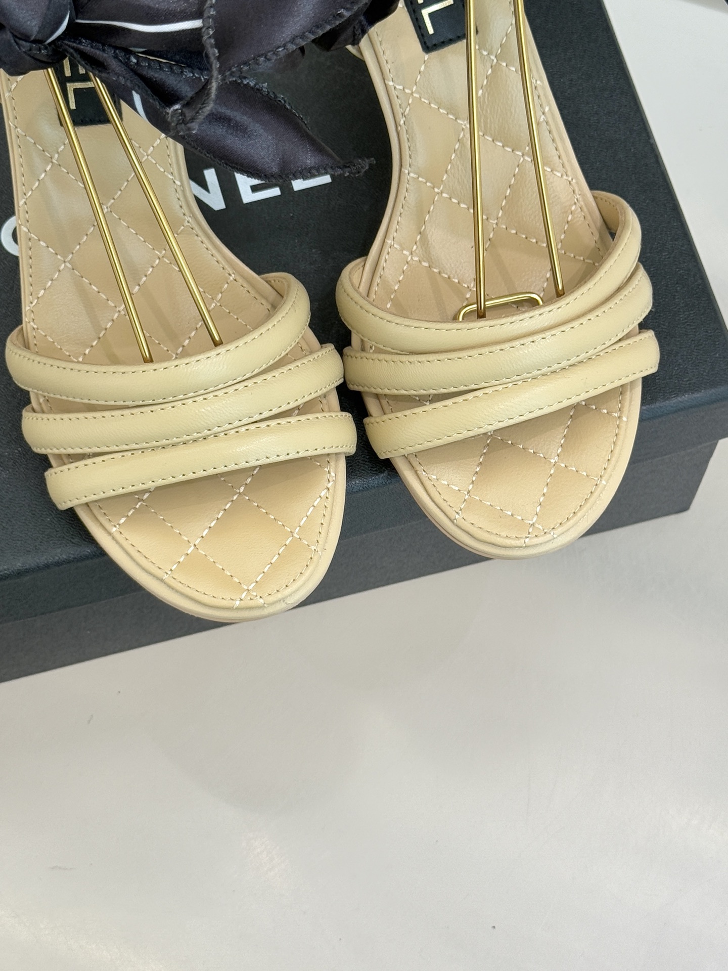 CHANE*｜小香26C新品双C丝带细带凉鞋系列藏着少女感与优雅感的双重惊艳以丝带设计打破经典边界双C元