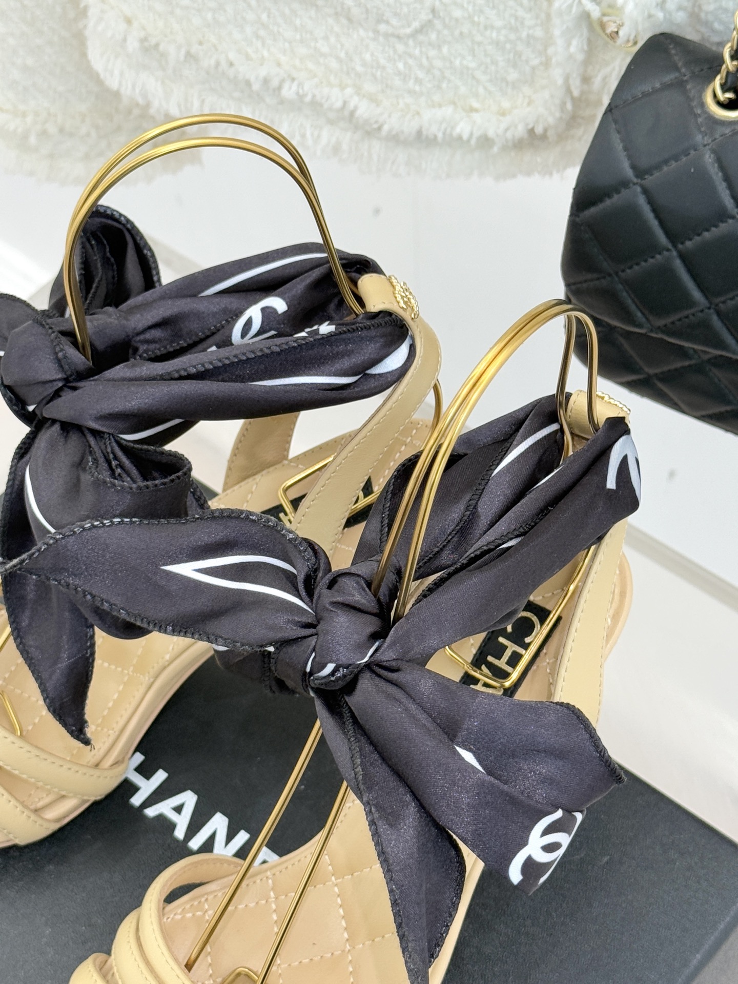CHANE*｜小香26C新品双C丝带细带凉鞋系列藏着少女感与优雅感的双重惊艳以丝带设计打破经典边界双C元