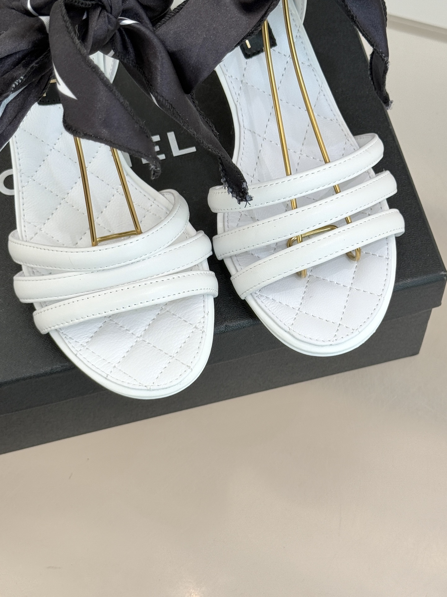 CHANE*｜小香26C新品双C丝带细带凉鞋系列藏着少女感与优雅感的双重惊艳以丝带设计打破经典边界双C元