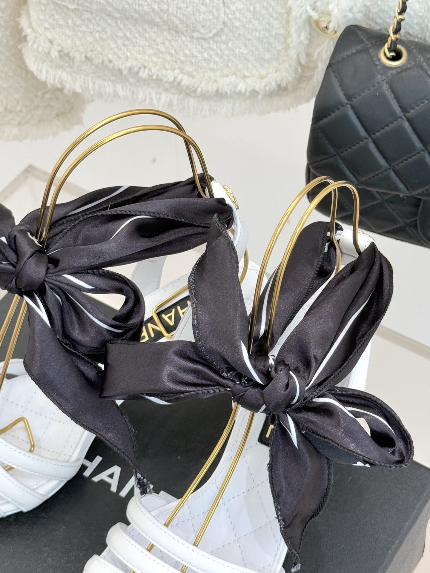 CHANE*｜小香26C新品双C丝带细带凉鞋系列藏着少女感与优雅感的双重惊艳以丝带设计打破经典边界双C元