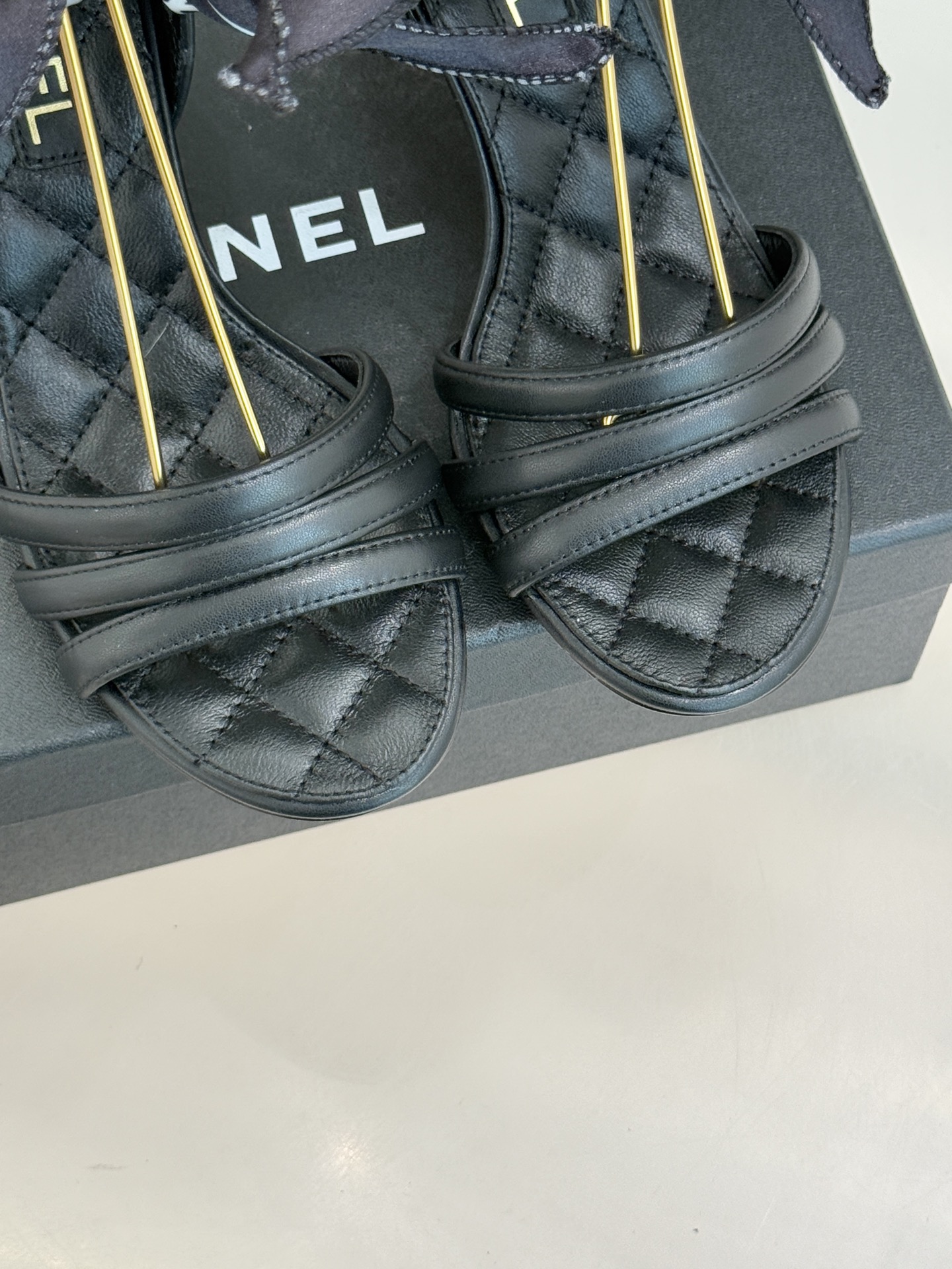 CHANE*｜小香26C新品双C丝带细带凉鞋系列藏着少女感与优雅感的双重惊艳以丝带设计打破经典边界双C元