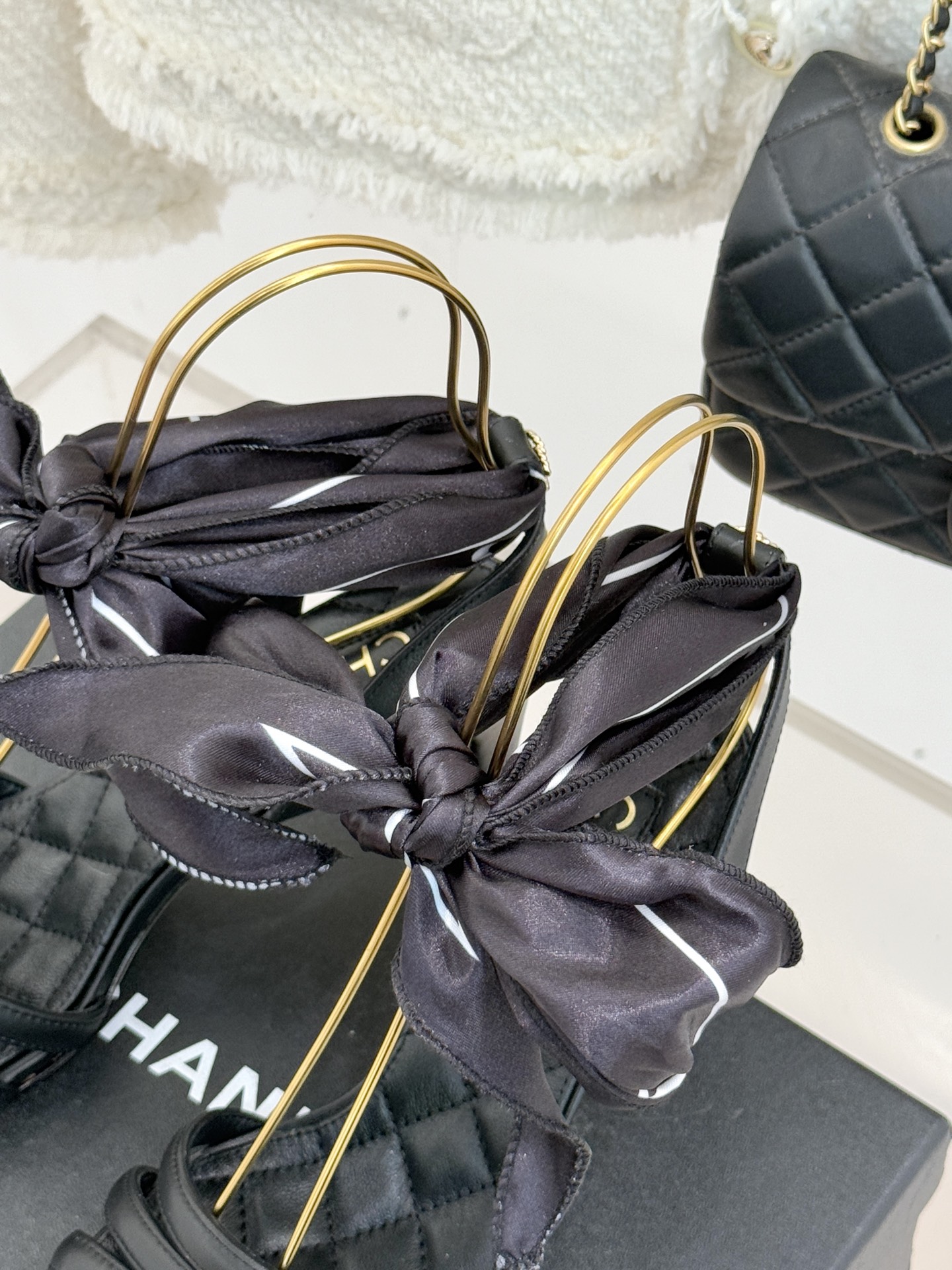 CHANE*｜小香26C新品双C丝带细带凉鞋系列藏着少女感与优雅感的双重惊艳以丝带设计打破经典边界双C元