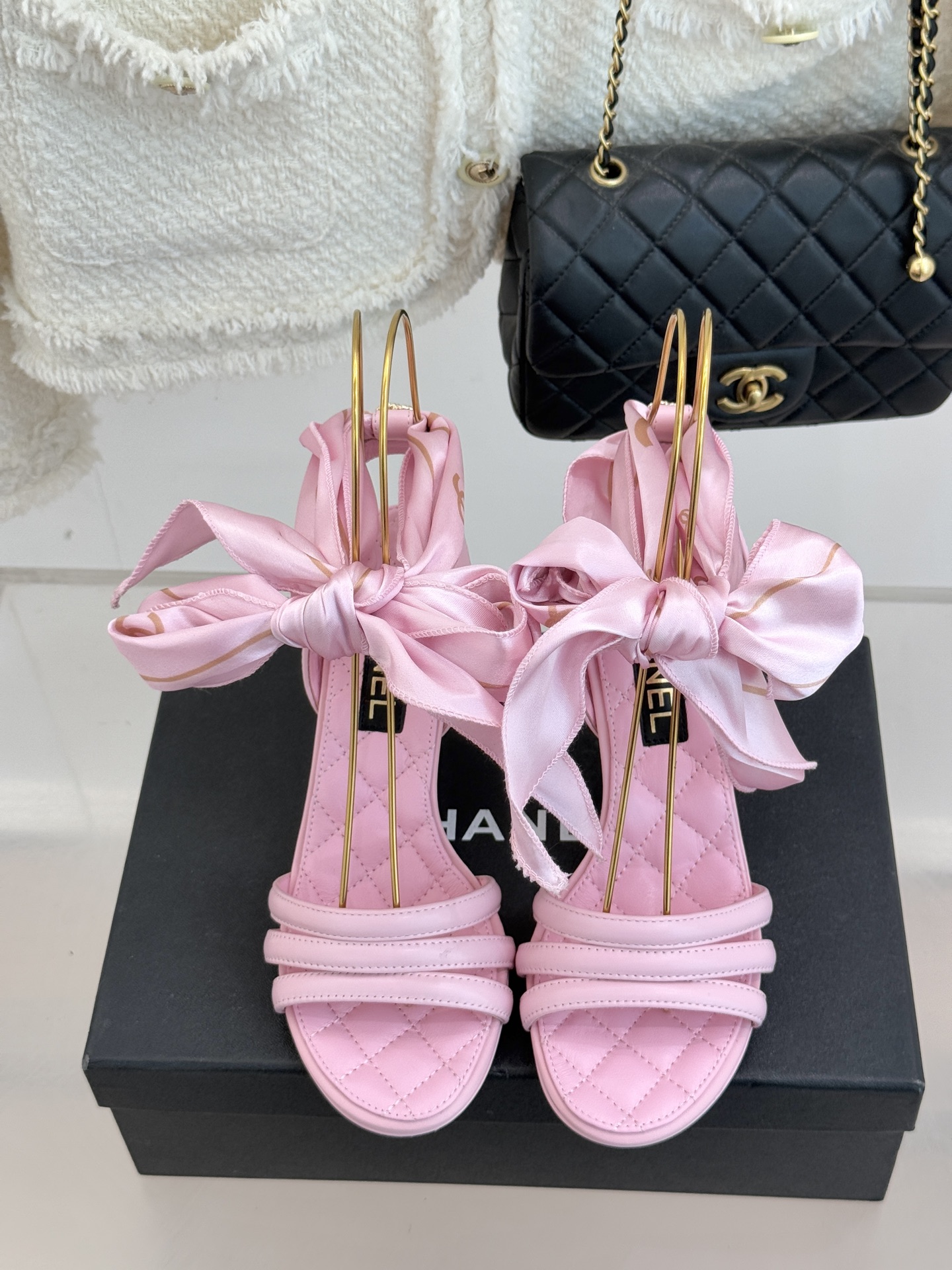 CHANE*｜小香26C新品双C丝带细带凉鞋系列藏着少女感与优雅感的双重惊艳以丝带设计打破经典边界双C元