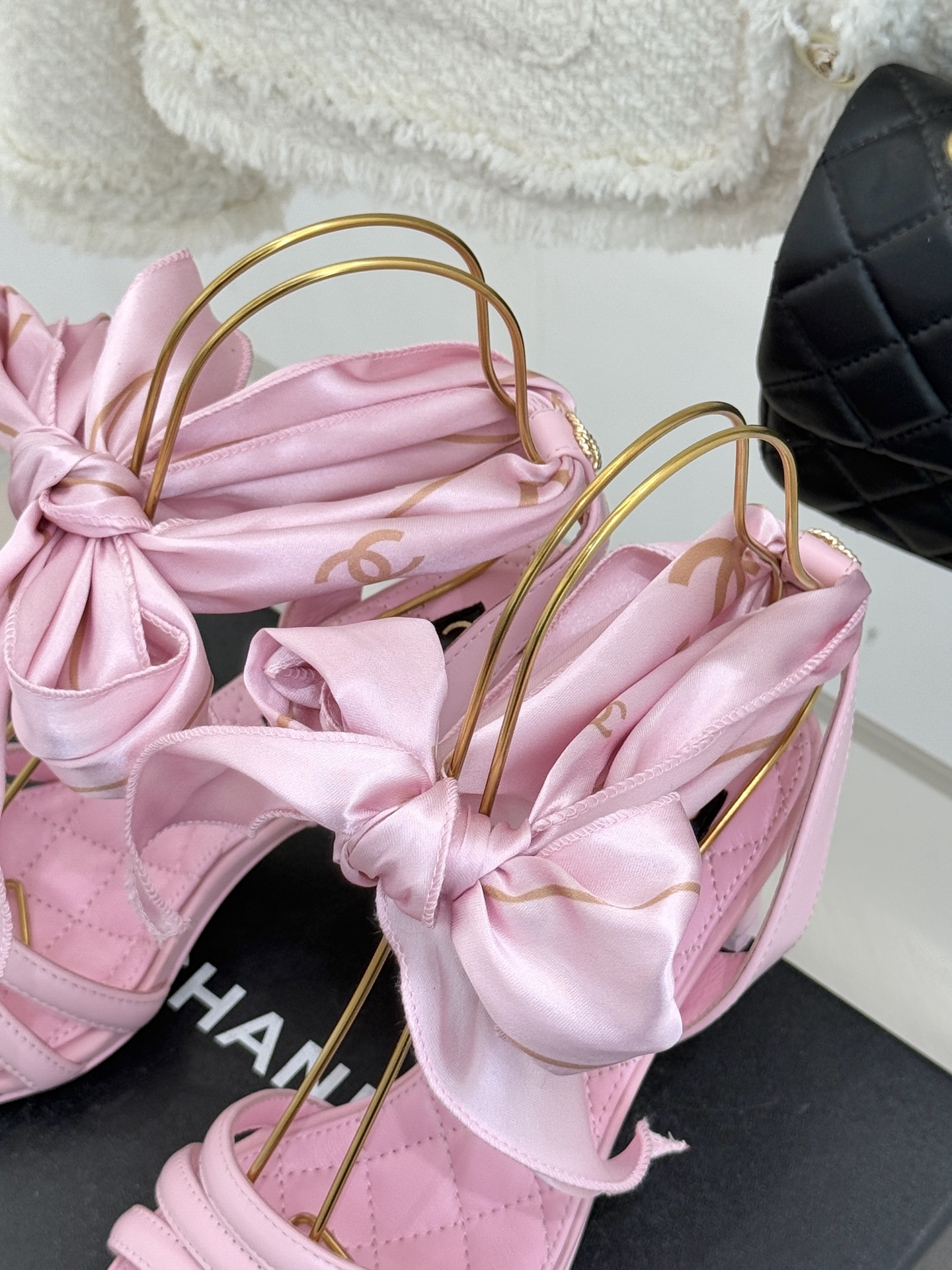 CHANE*｜小香26C新品双C丝带细带凉鞋系列藏着少女感与优雅感的双重惊艳以丝带设计打破经典边界双C元