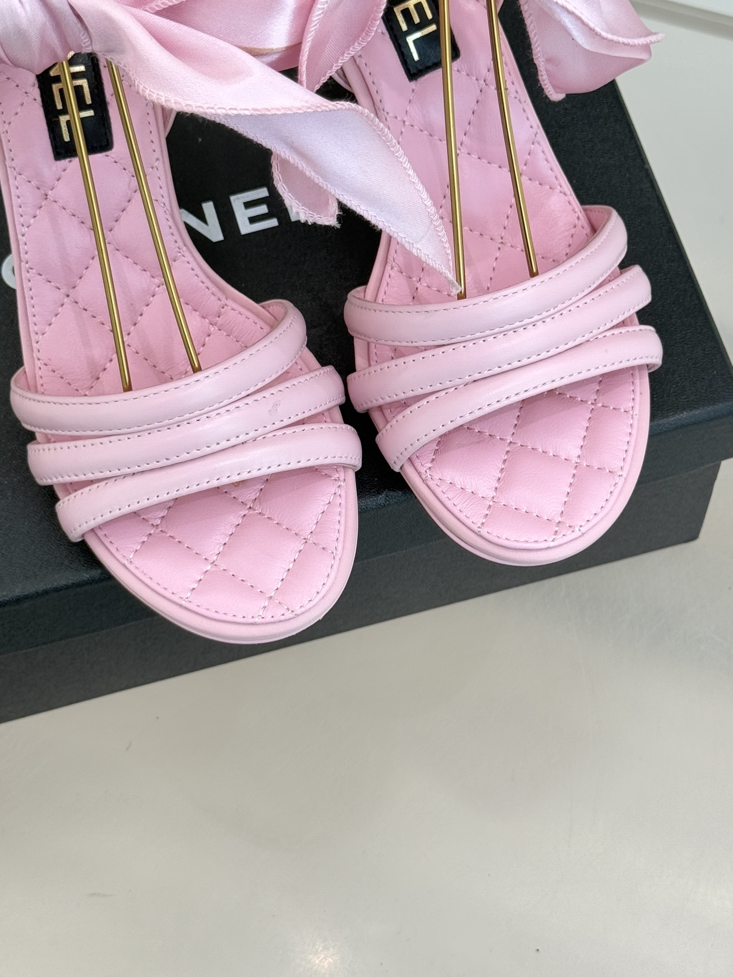 CHANE*｜小香26C新品双C丝带细带凉鞋系列藏着少女感与优雅感的双重惊艳以丝带设计打破经典边界双C元