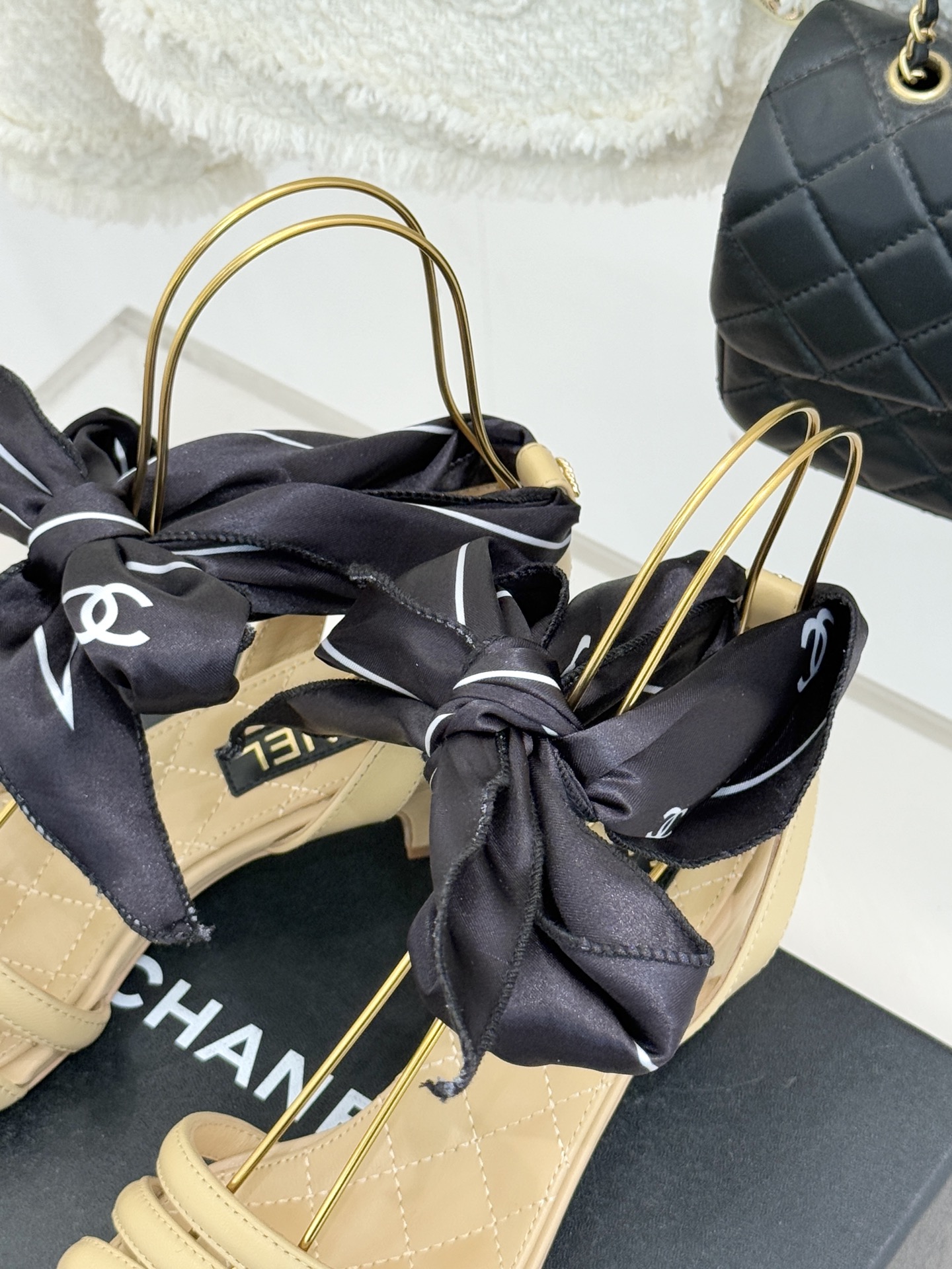 CHANE*｜小香26C新品双C丝带细带凉鞋系列藏着少女感与优雅感的双重惊艳以丝带设计打破经典边界双C元