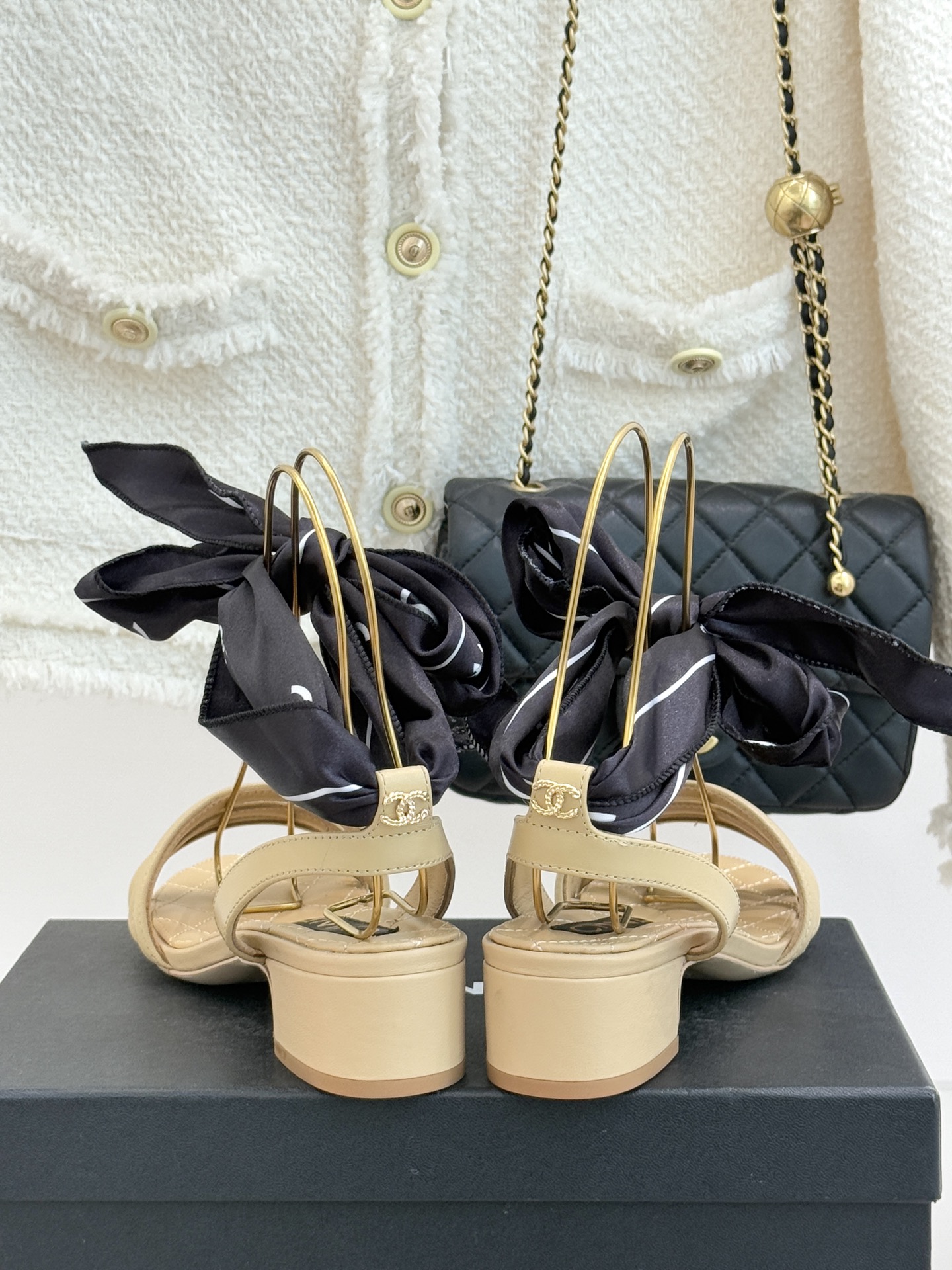 CHANE*｜小香26C新品双C丝带细带凉鞋系列藏着少女感与优雅感的双重惊艳以丝带设计打破经典边界双C元