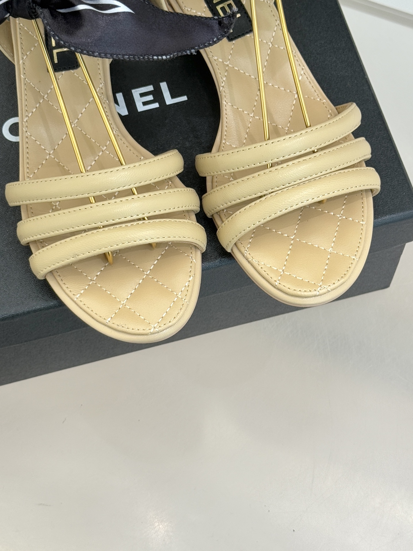 CHANE*｜小香26C新品双C丝带细带凉鞋系列藏着少女感与优雅感的双重惊艳以丝带设计打破经典边界双C元