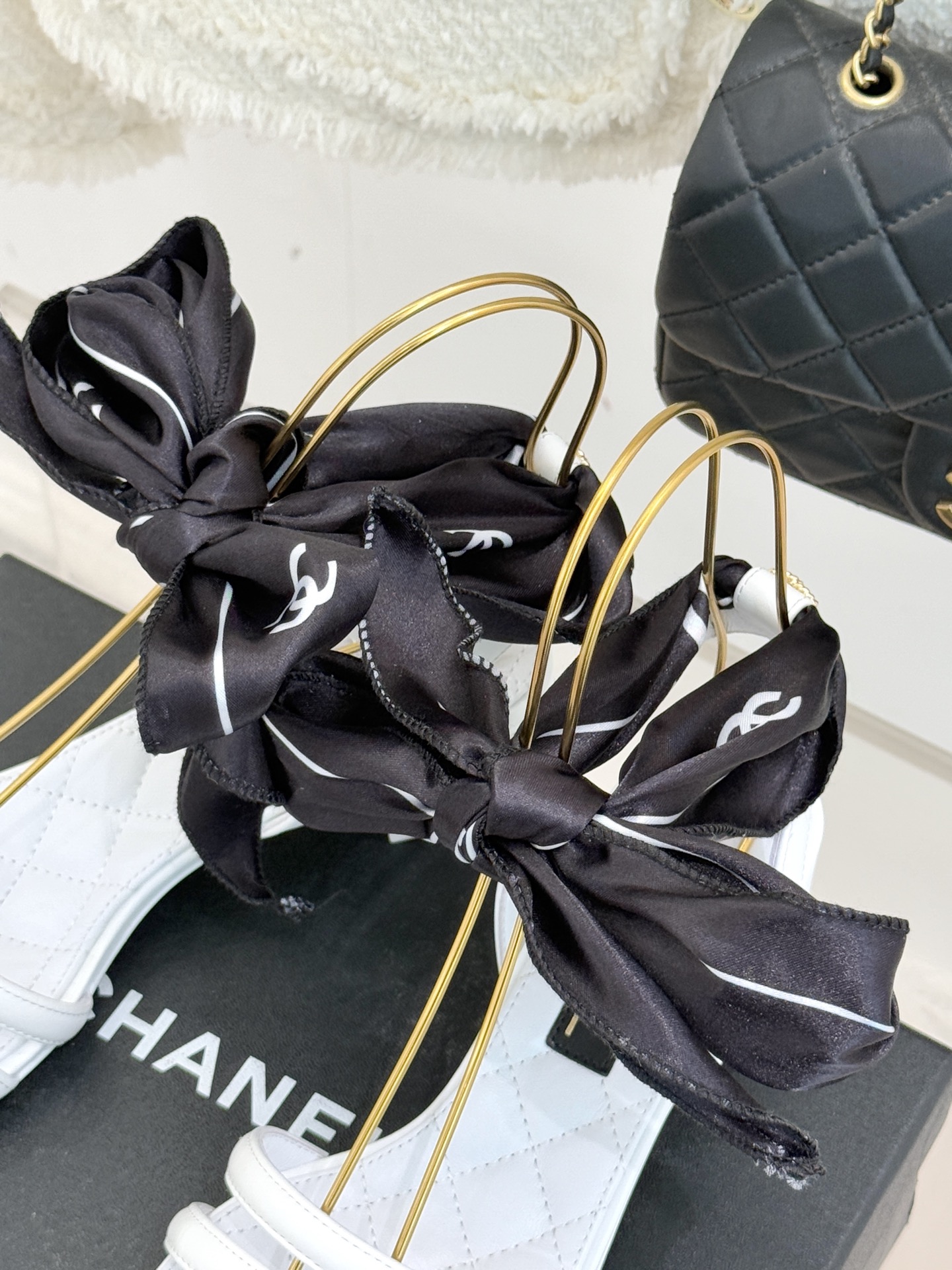 CHANE*｜小香26C新品双C丝带细带凉鞋系列藏着少女感与优雅感的双重惊艳以丝带设计打破经典边界双C元