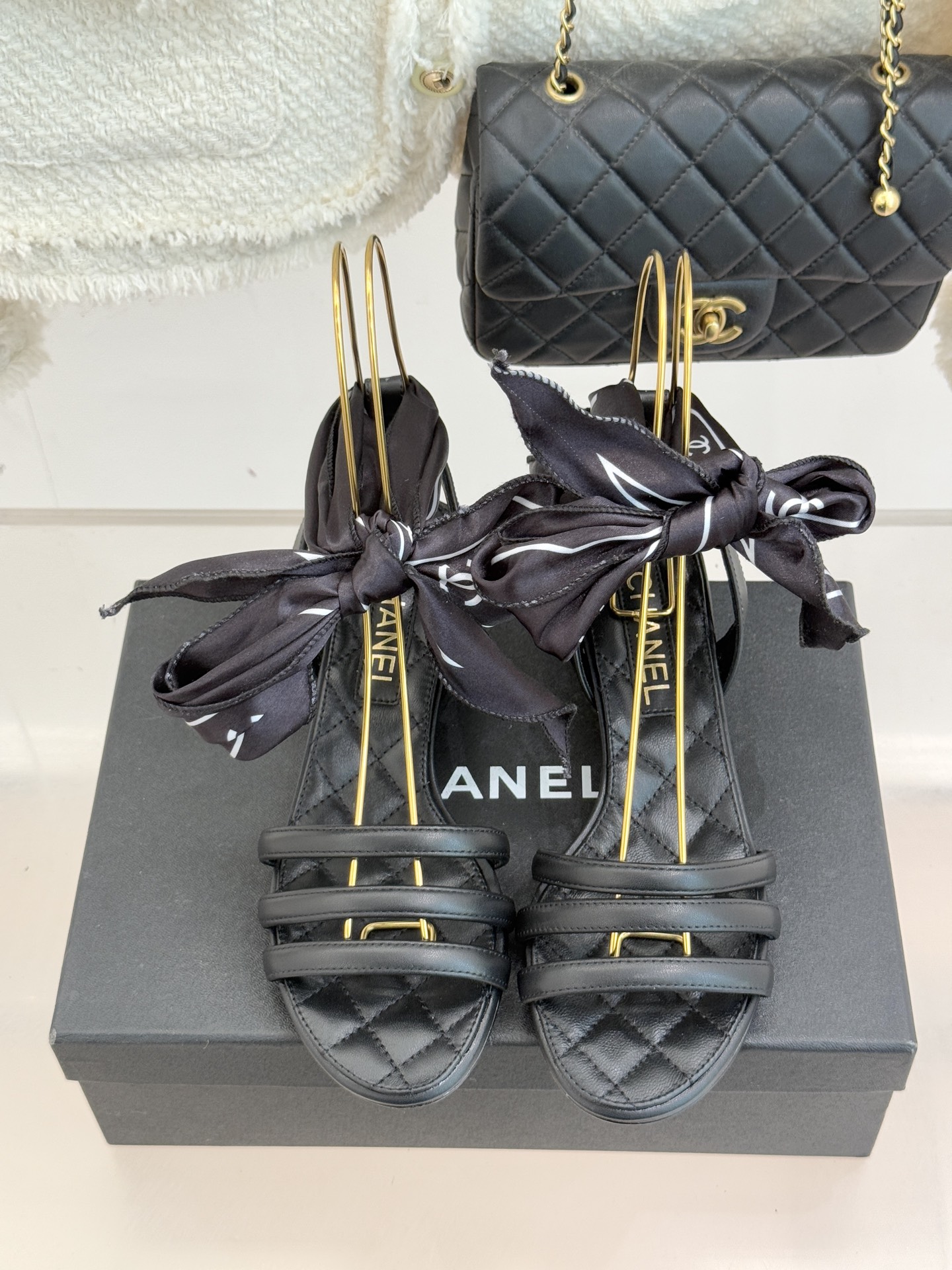 CHANE*｜小香26C新品双C丝带细带凉鞋系列藏着少女感与优雅感的双重惊艳以丝带设计打破经典边界双C元