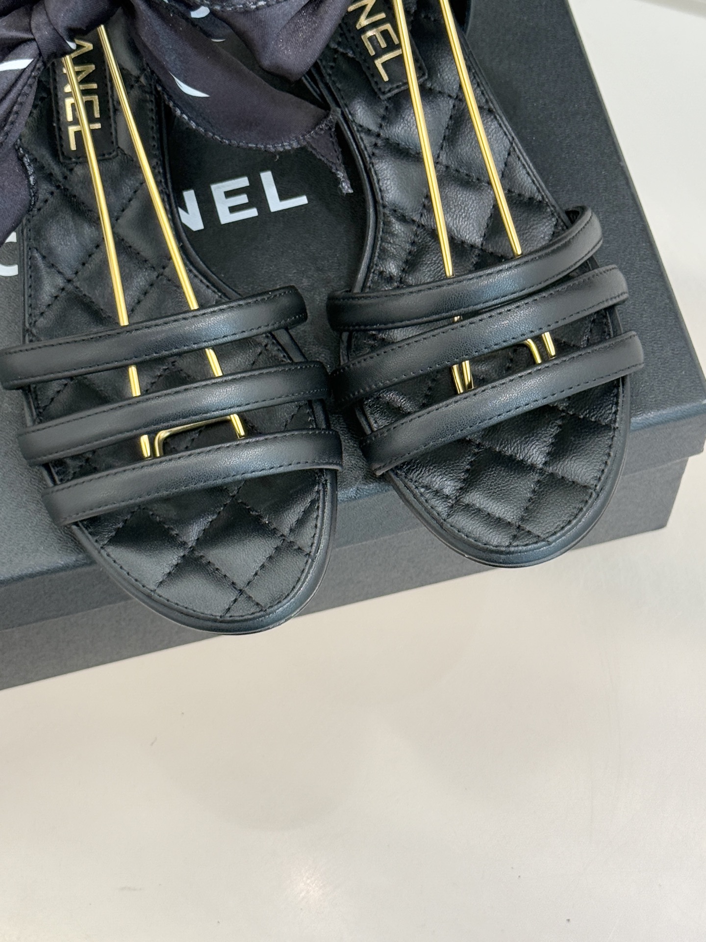 CHANE*｜小香26C新品双C丝带细带凉鞋系列藏着少女感与优雅感的双重惊艳以丝带设计打破经典边界双C元