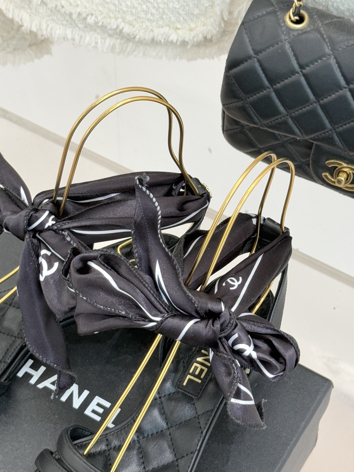 CHANE*｜小香26C新品双C丝带细带凉鞋系列藏着少女感与优雅感的双重惊艳以丝带设计打破经典边界双C元