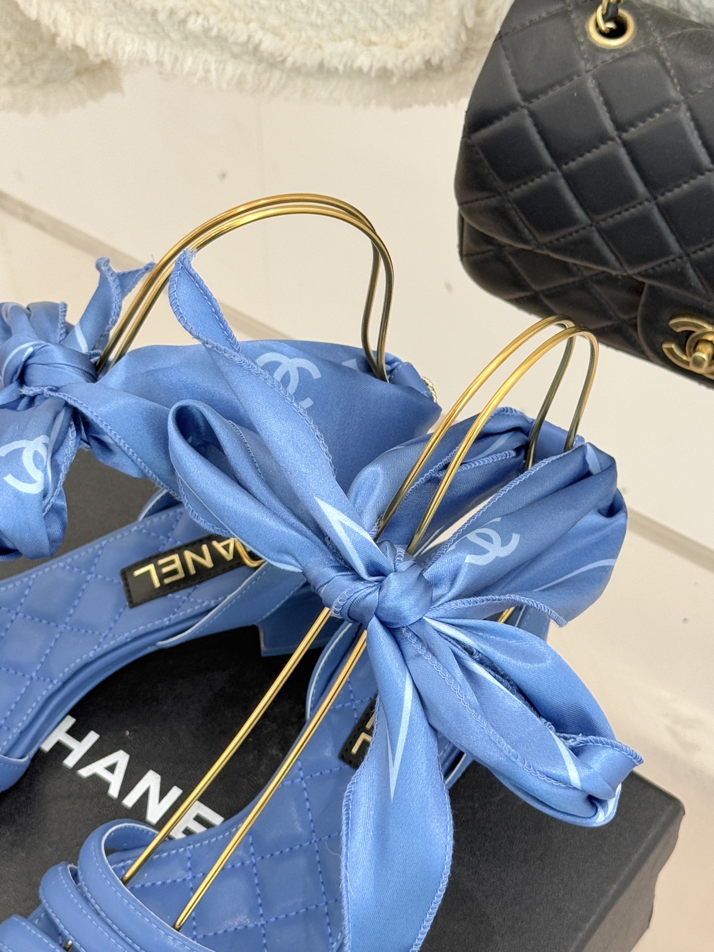 CHANE*｜小香26C新品双C丝带细带凉鞋系列藏着少女感与优雅感的双重惊艳以丝带设计打破经典边界双C元