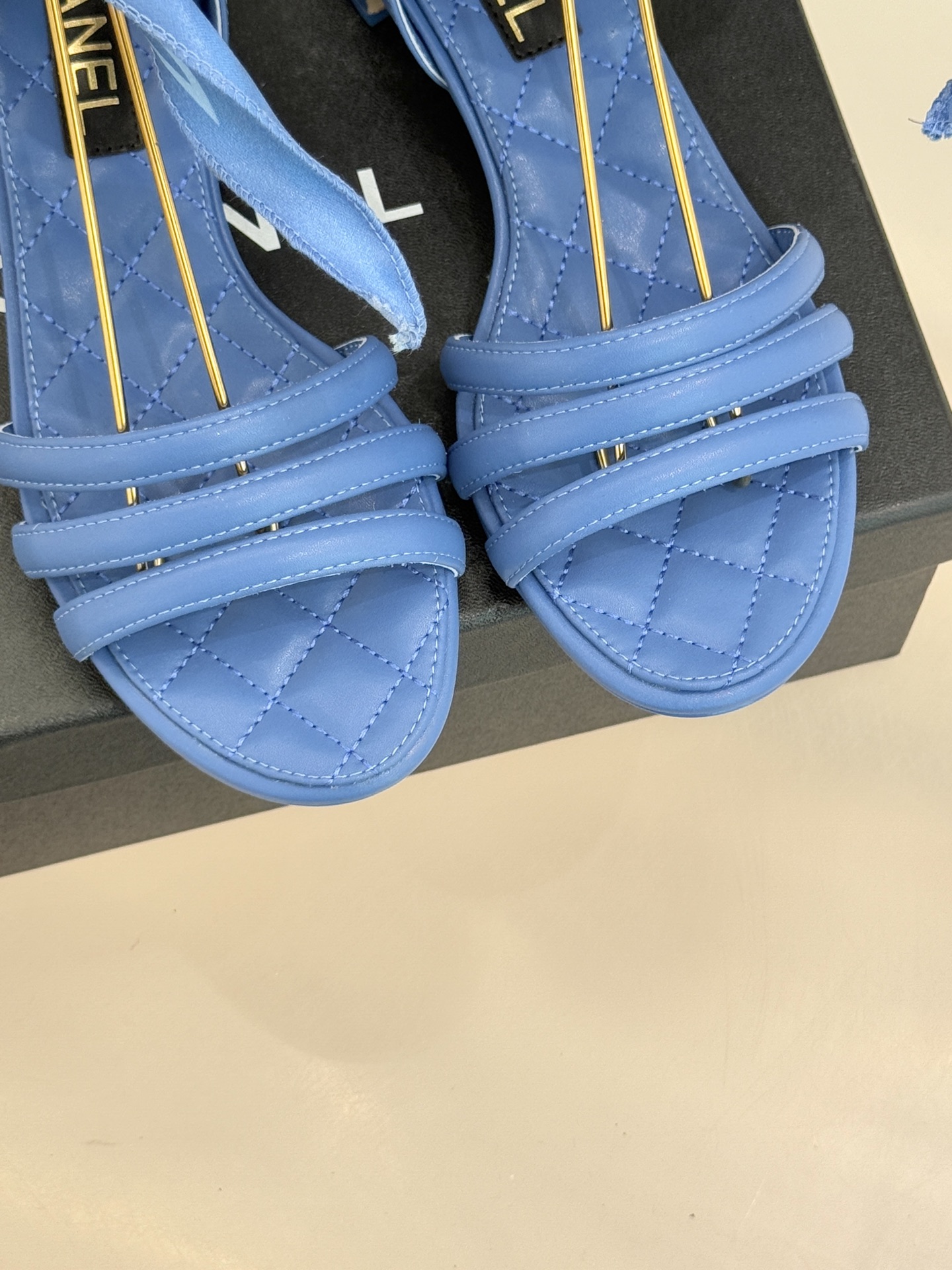 CHANE*｜小香26C新品双C丝带细带凉鞋系列藏着少女感与优雅感的双重惊艳以丝带设计打破经典边界双C元