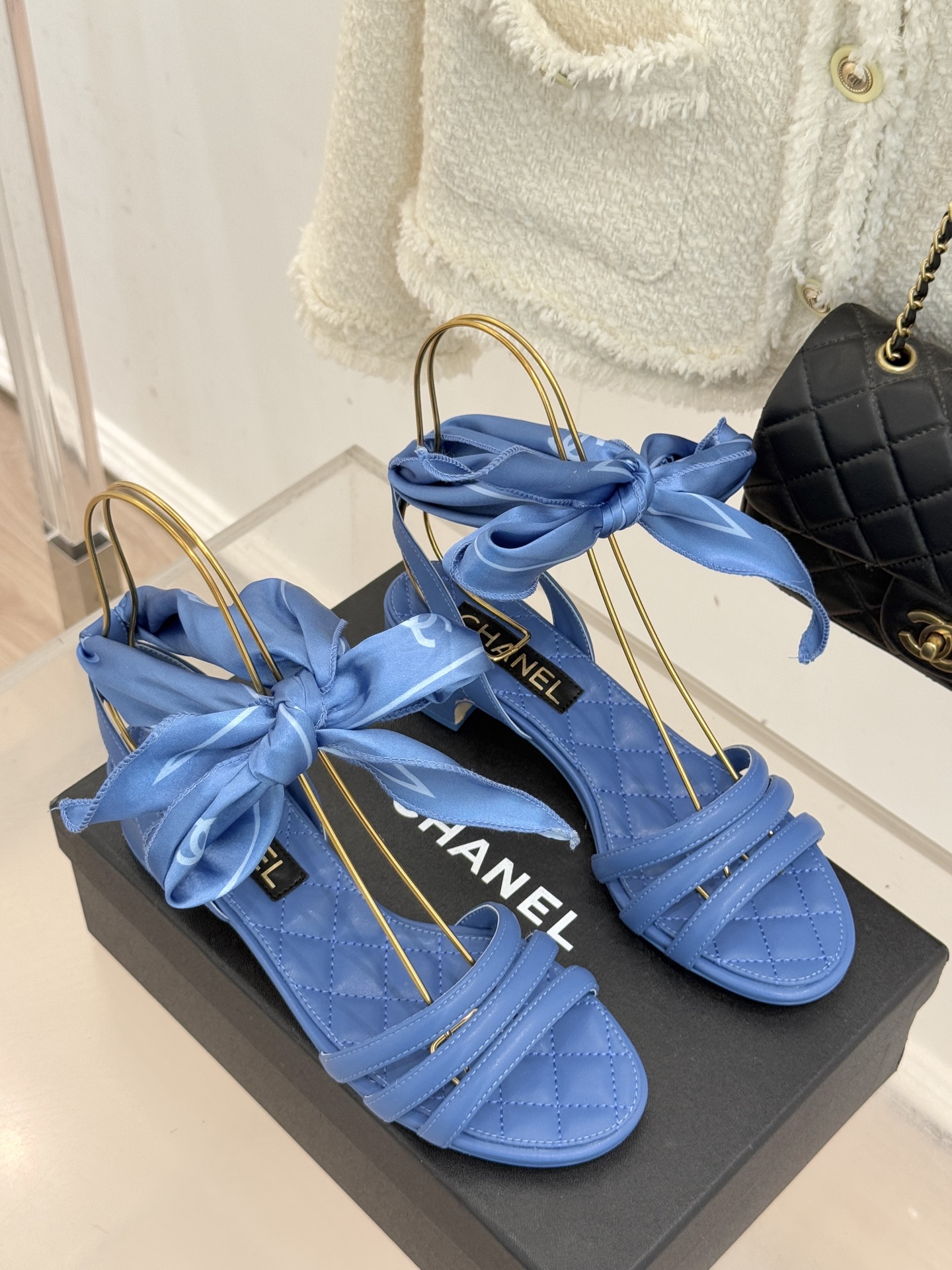 CHANE*｜小香26C新品双C丝带细带凉鞋系列藏着少女感与优雅感的双重惊艳以丝带设计打破经典边界双C元